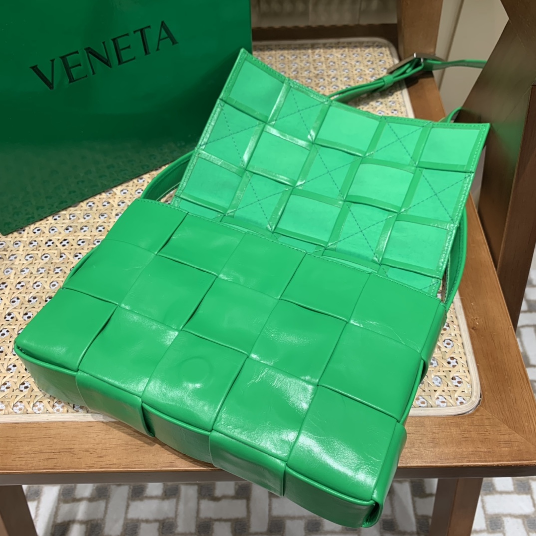 Bottega Veneta Cassette油蜡皮编织五格长方包 667298鹦鹉绿