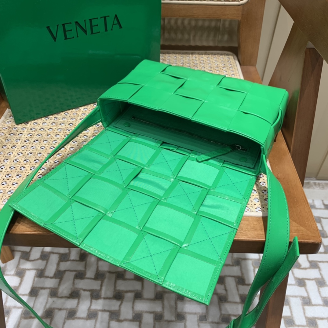 Bottega Veneta Cassette油蜡皮编织五格长方包 667298鹦鹉绿