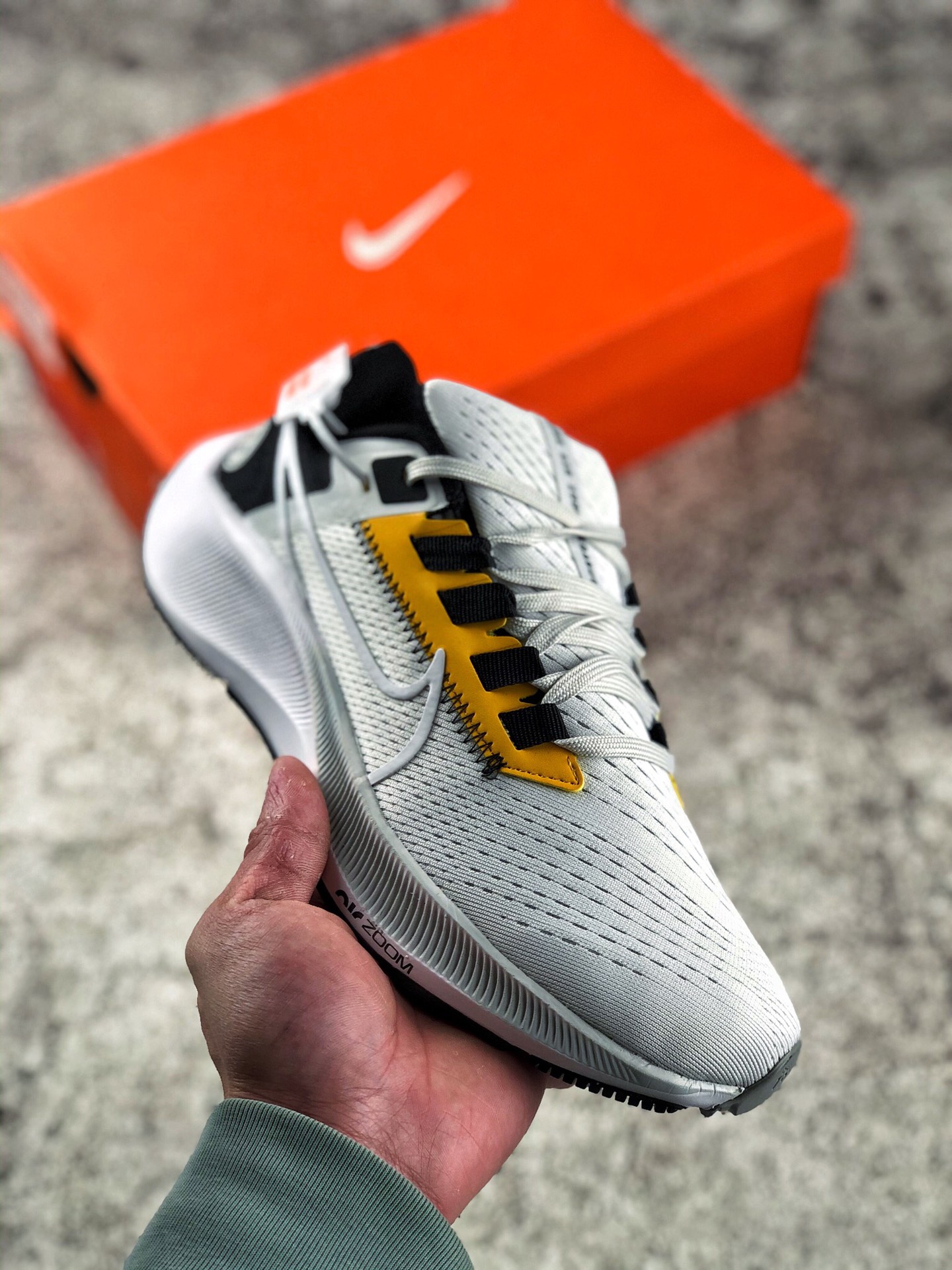 本地自取 支持放店
NIKE/耐克  Air Zoom Pegasus 38 针织透气 登月38代兼顾迅疾外观和稳固脚感 后跟覆面和中足动态支撑巧妙融合，缔造稳定顺畅的迈步体验！
ID:453039A
码数：39-45（带半码）