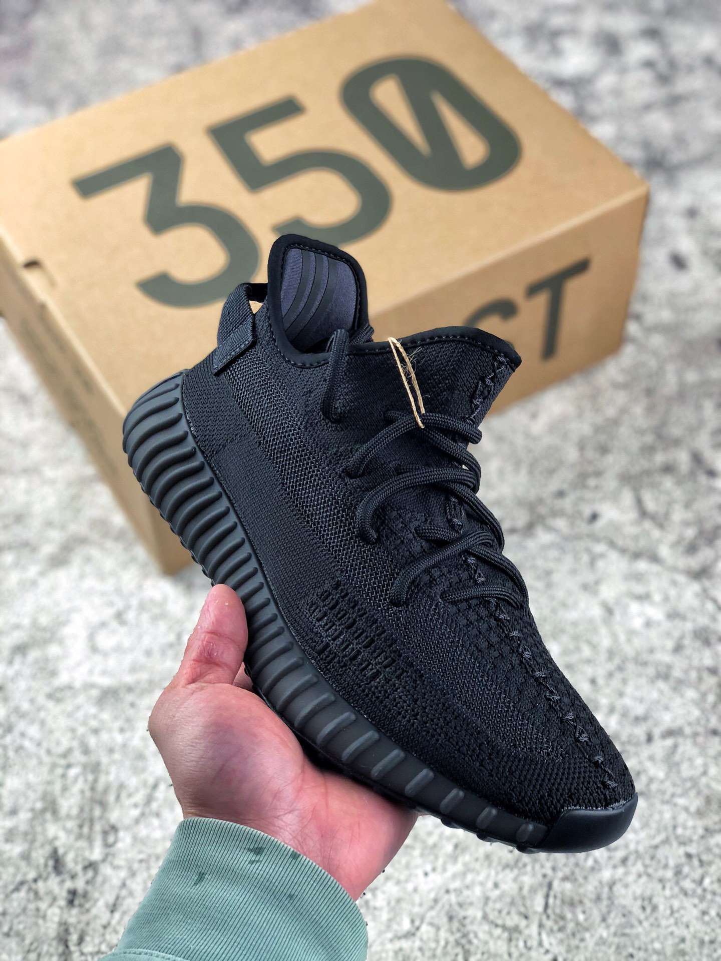 本地自取 终端放货
外贸特供版 Yeezy Boost 350 V2