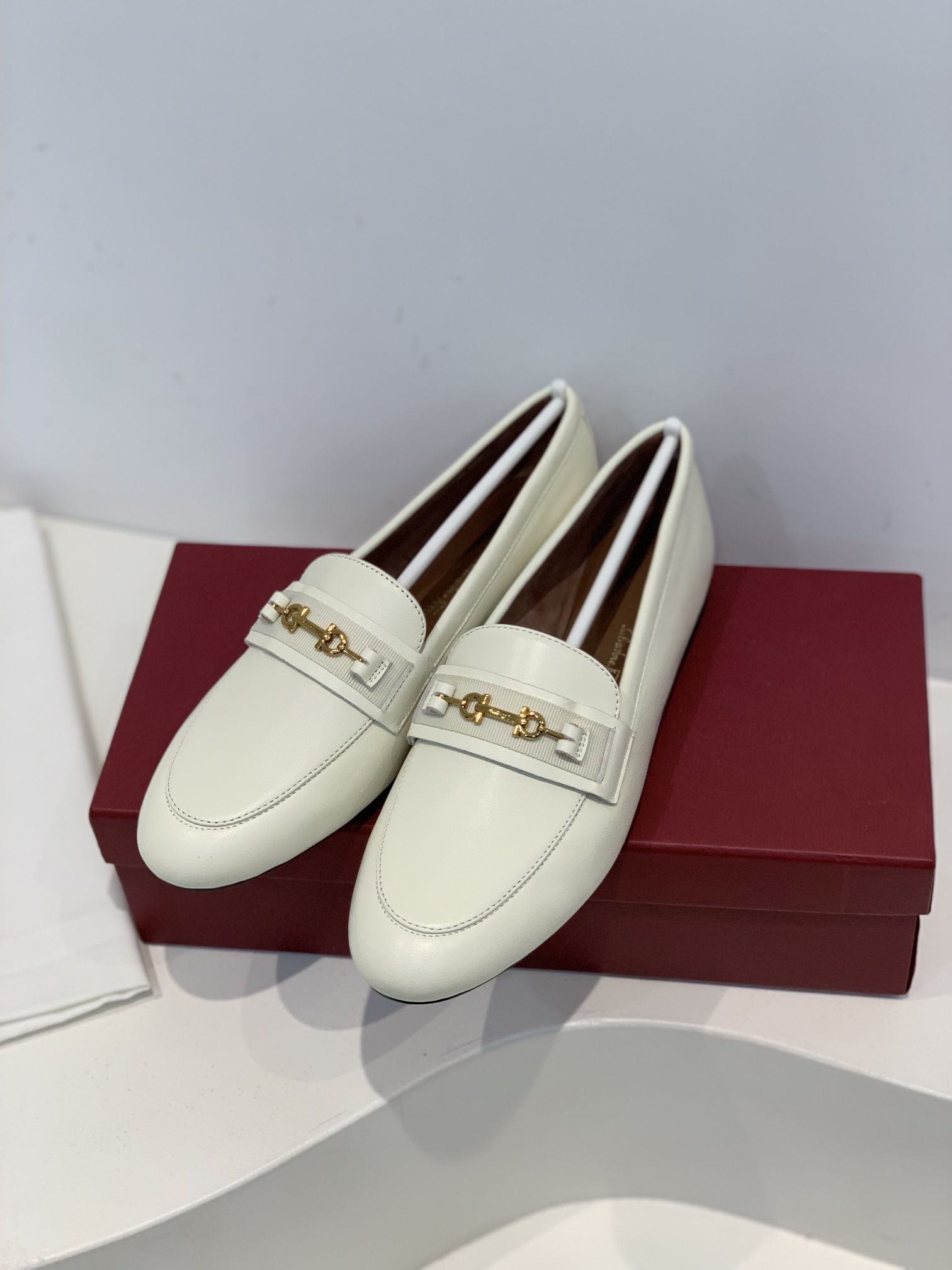 Salvatore Ferraga*o/菲拉*慕 进口小羊皮制成早春最新Gancini系列女士平底鞋