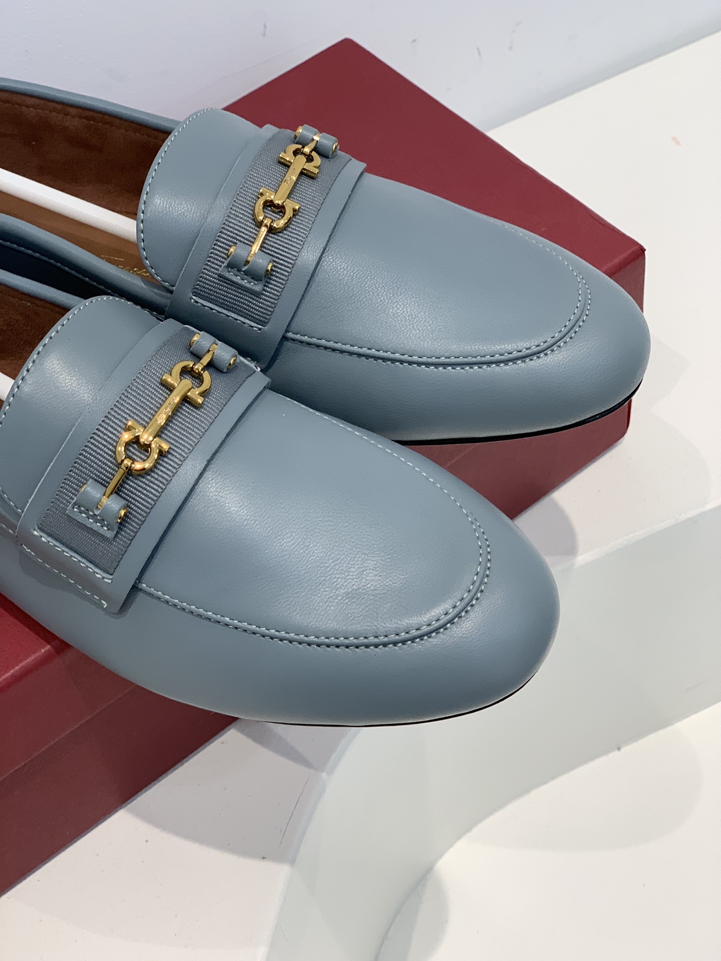 Salvatore Ferraga*o/菲拉*慕 进口小羊皮制成早春最新Gancini系列女士平底鞋