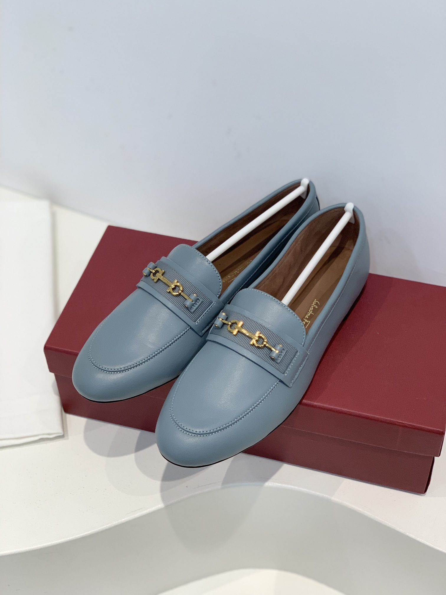 Salvatore Ferraga*o/菲拉*慕 进口小羊皮制成早春最新Gancini系列女士平底鞋