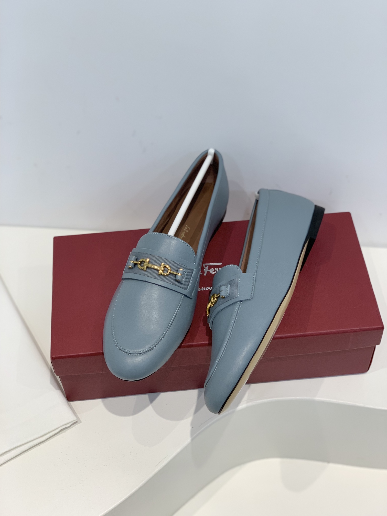 Salvatore Ferraga*o/菲拉*慕 进口小羊皮制成早春最新Gancini系列女士平底鞋