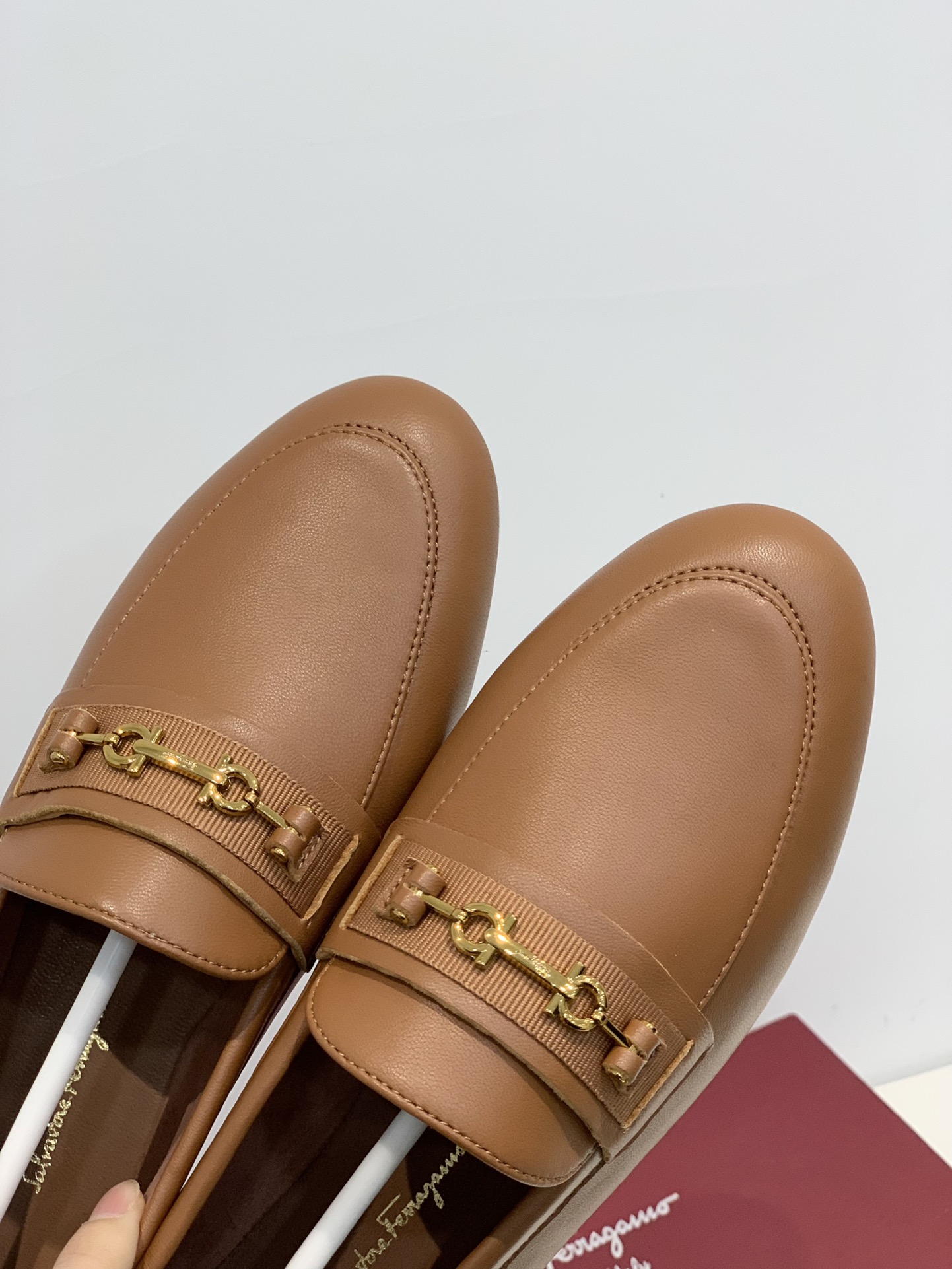 Salvatore Ferraga*o/菲拉*慕 进口小羊皮制成早春最新Gancini系列女士平底鞋