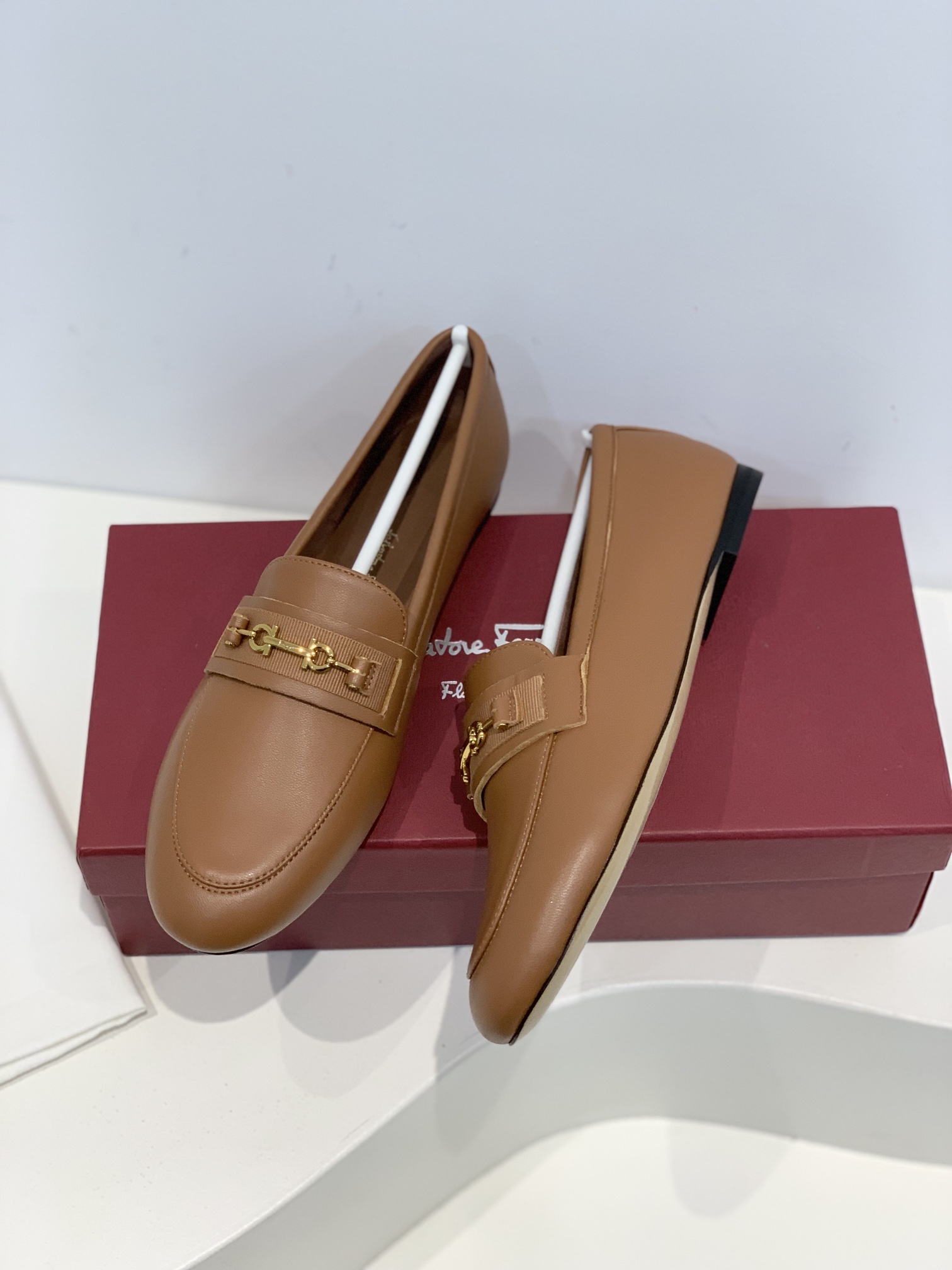 Salvatore Ferraga*o/菲拉*慕   进口小羊皮制成早春最新Gancini系列女士平底鞋