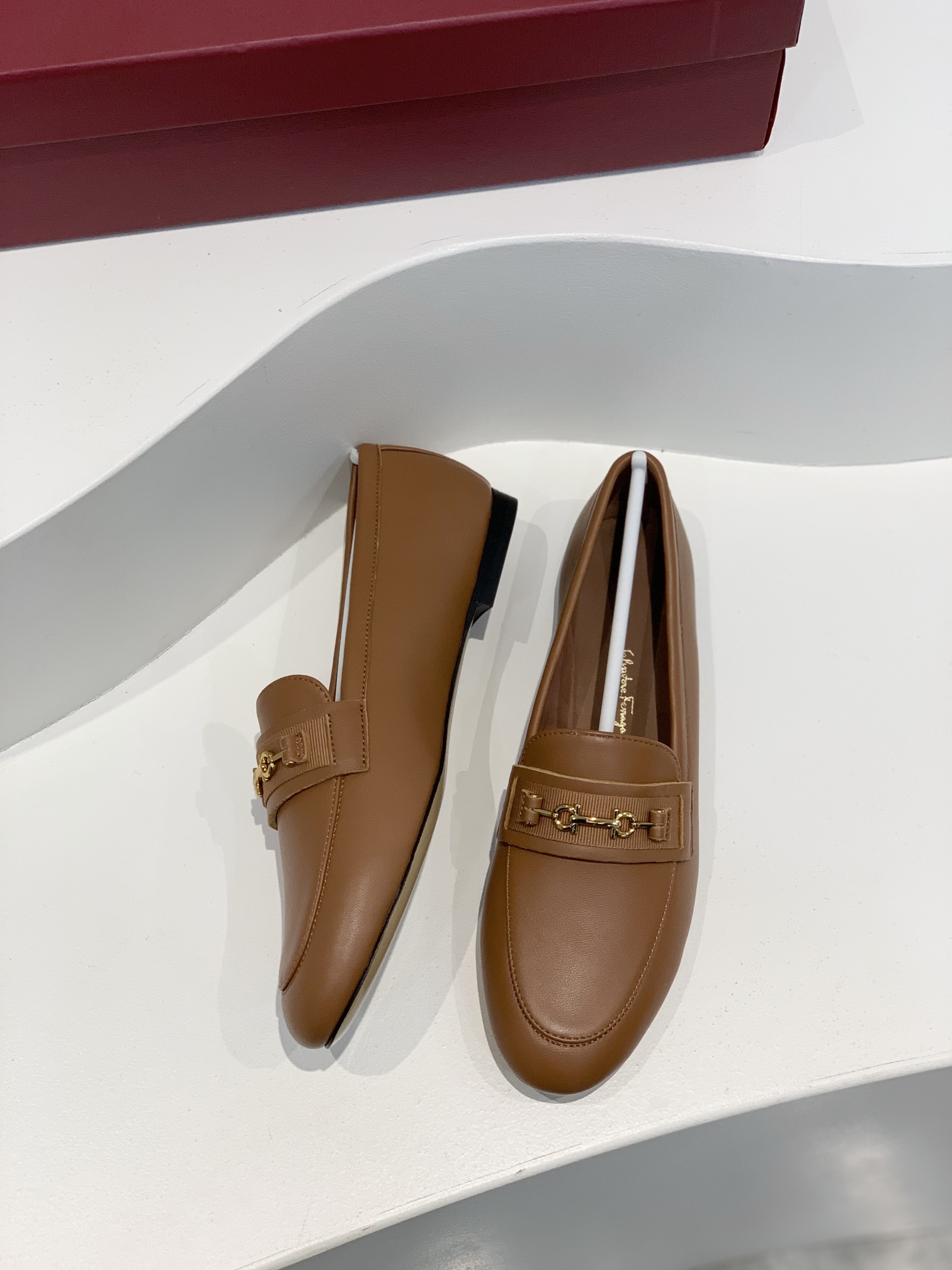 Salvatore Ferraga*o/菲拉*慕 进口小羊皮制成早春最新Gancini系列女士平底鞋