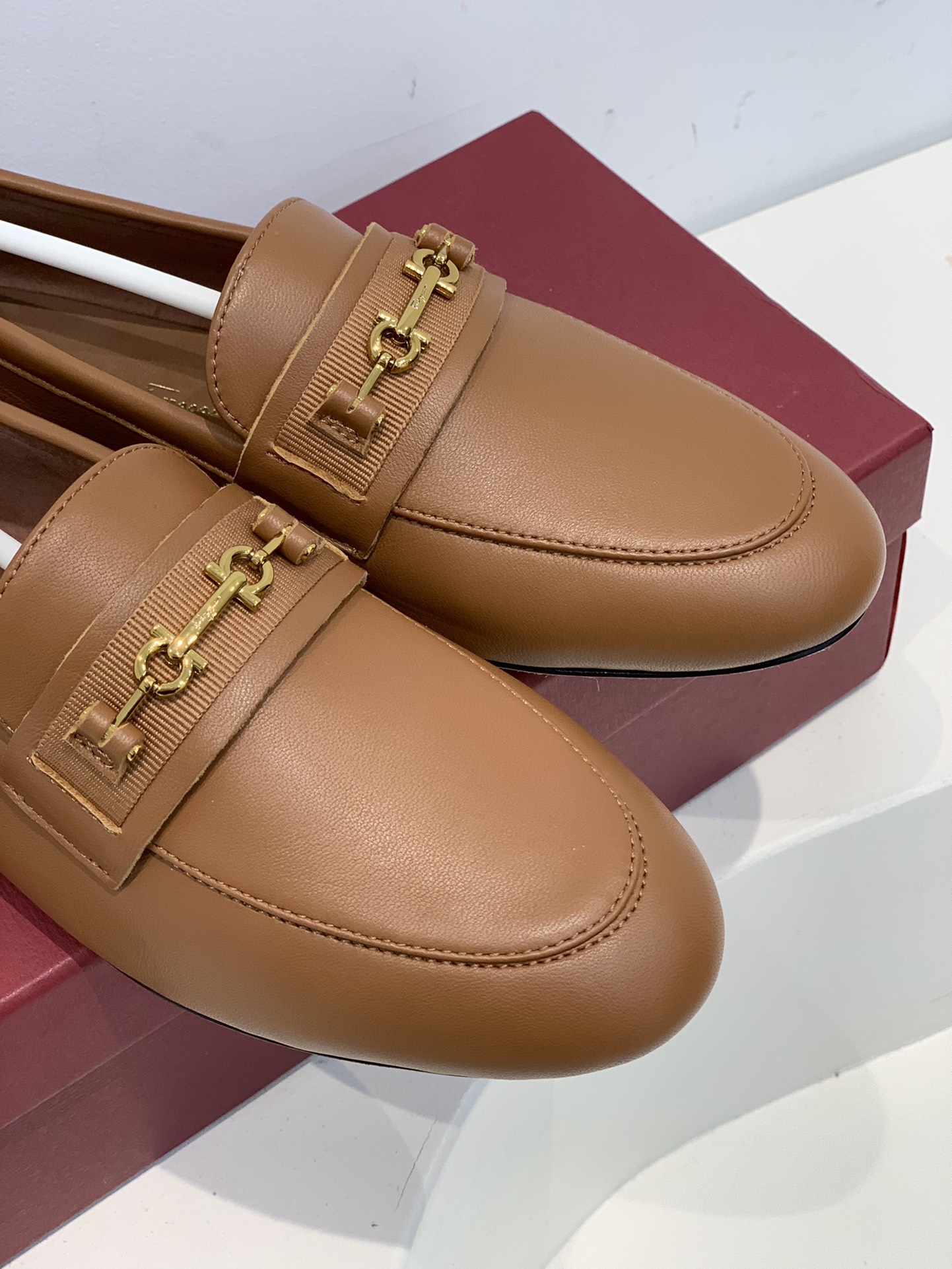 Salvatore Ferraga*o/菲拉*慕 进口小羊皮制成早春最新Gancini系列女士平底鞋
