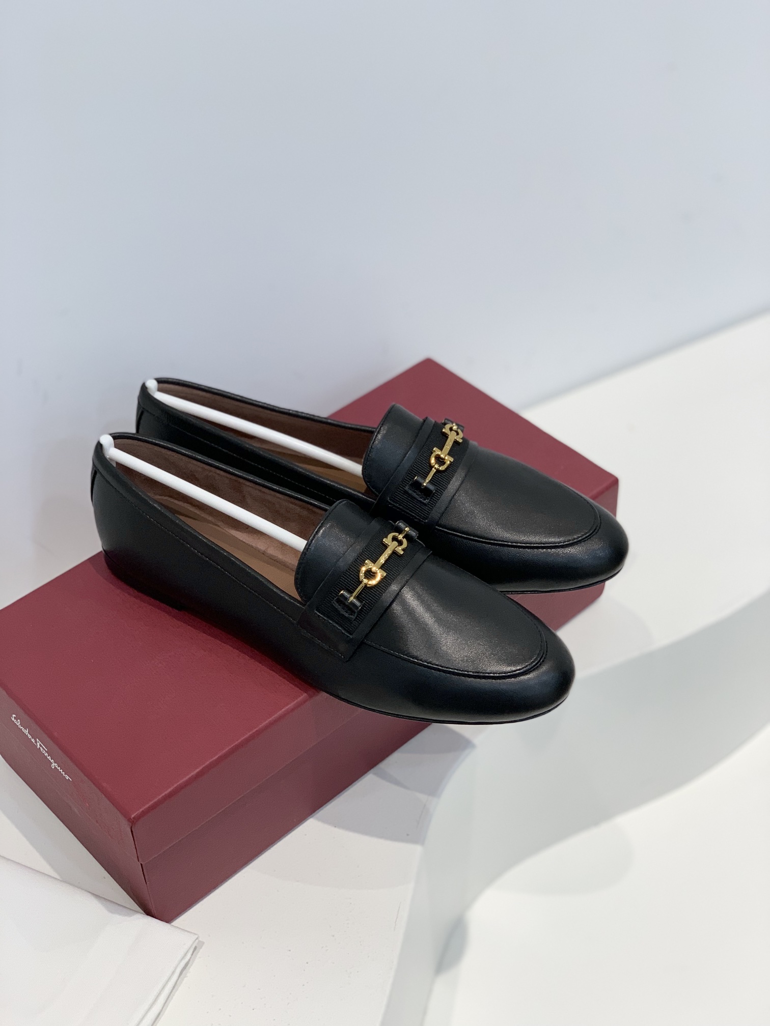 Salvatore Ferraga*o/菲拉*慕 进口小羊皮制成早春最新Gancini系列女士平底鞋