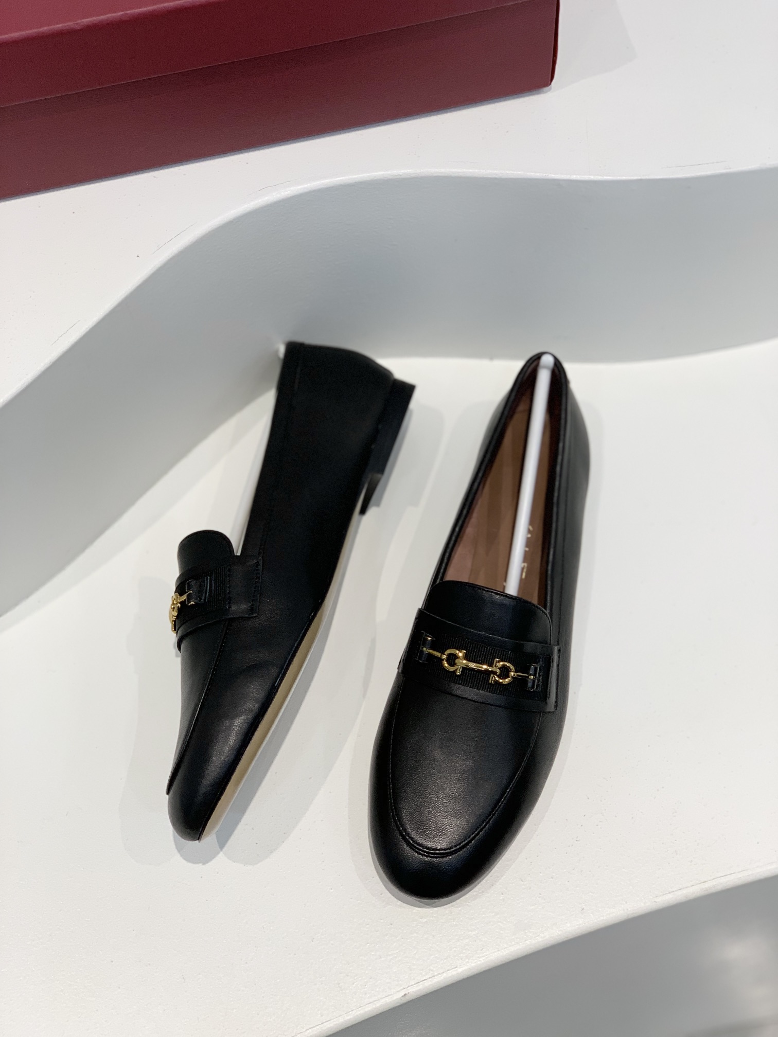 Salvatore Ferraga*o/菲拉*慕 进口小羊皮制成早春最新Gancini系列女士平底鞋