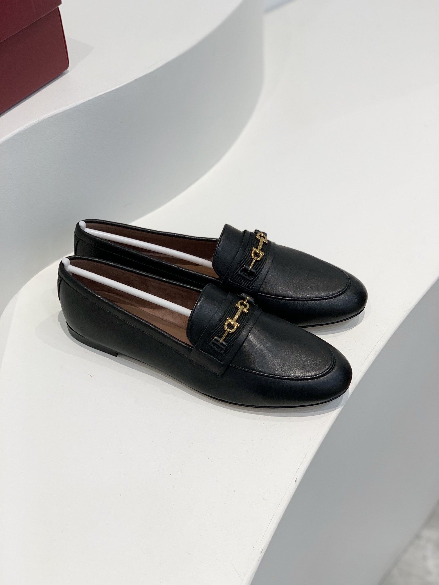 Salvatore Ferraga*o/菲拉*慕 进口小羊皮制成早春最新Gancini系列女士平底鞋
