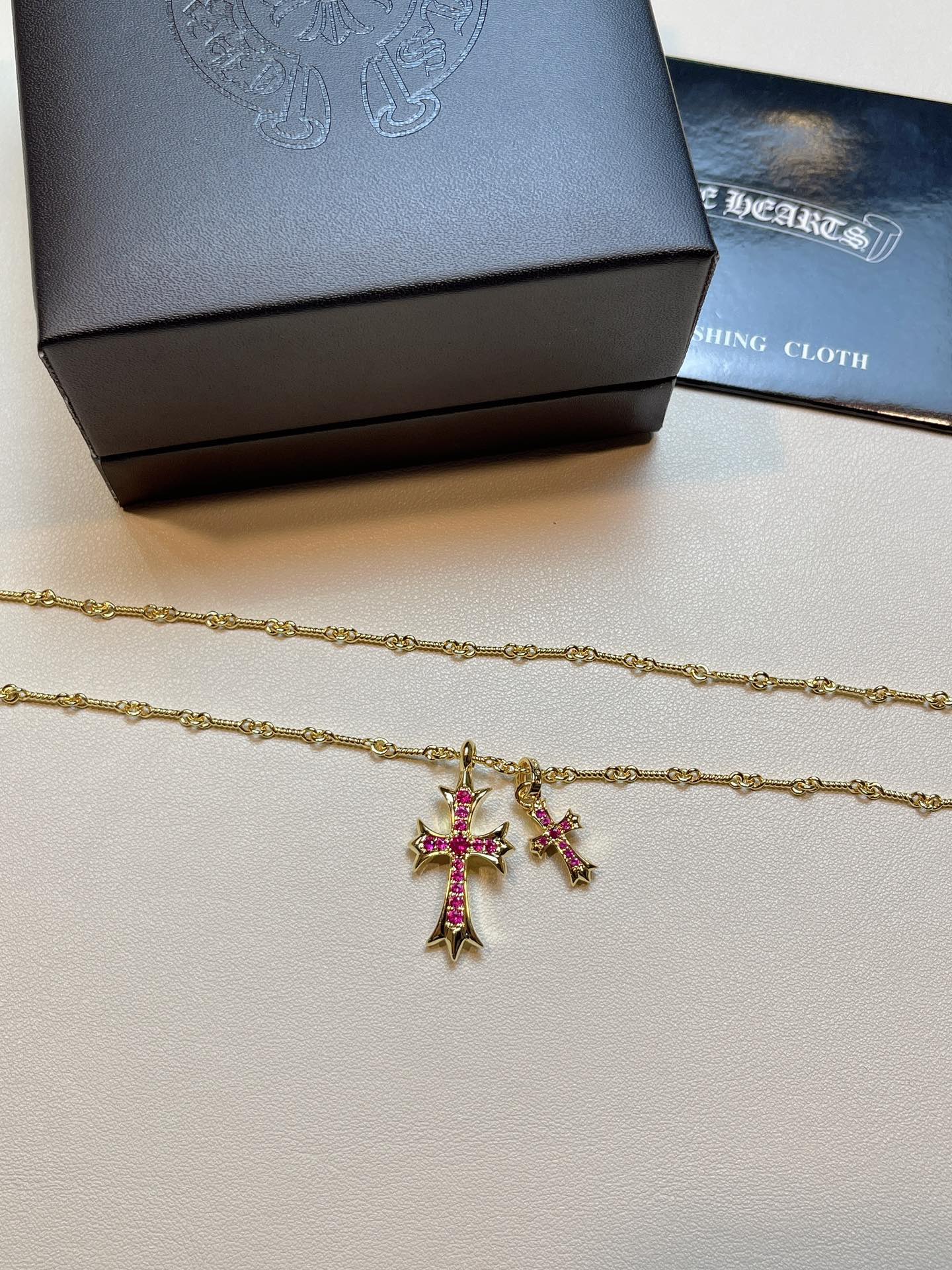 
chrome hearts 22k镀金红钻双十字架项链，22k镀金红钻双十字架项链