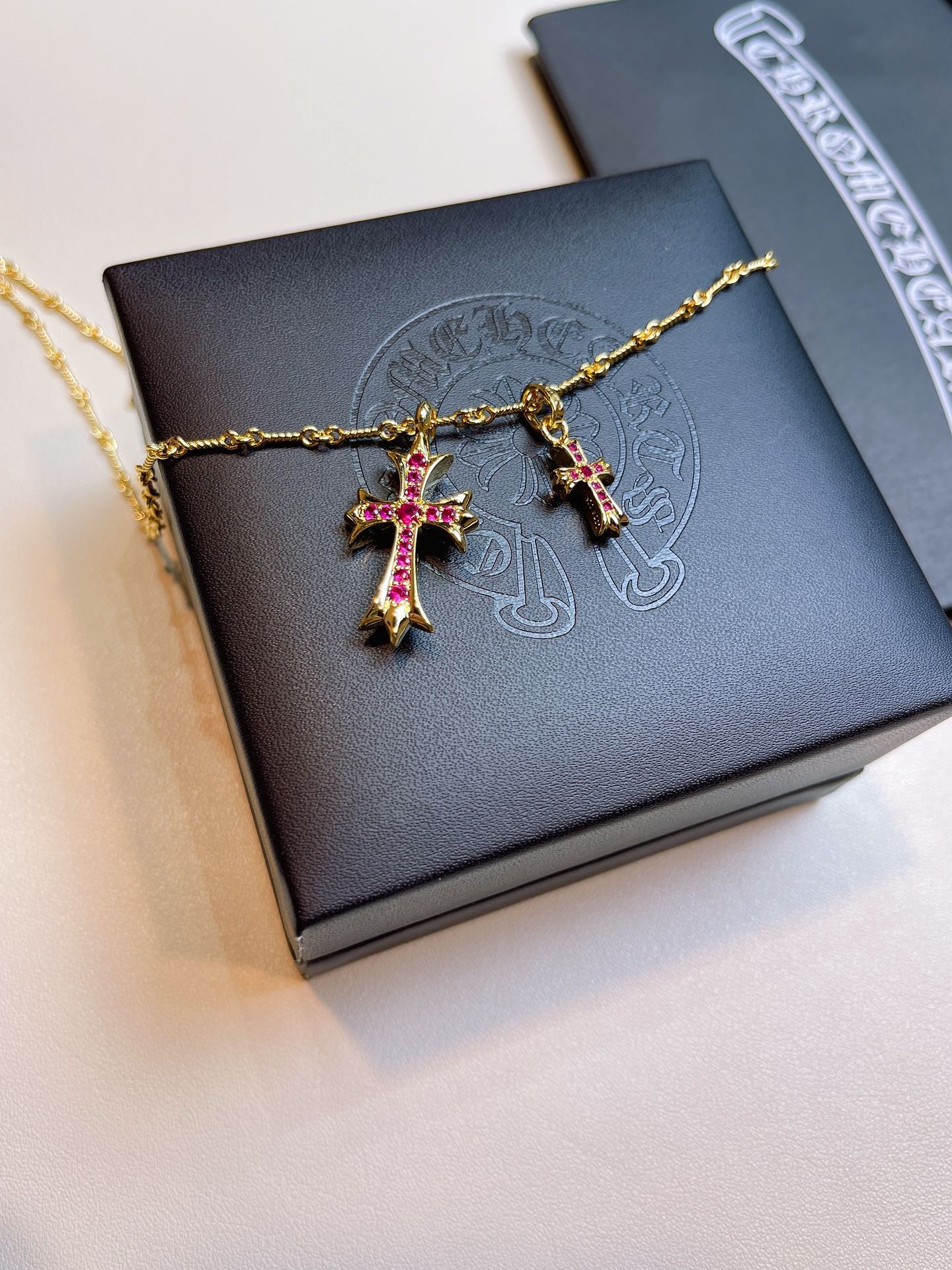 
chrome hearts 22k镀金红钻双十字架项链，22k镀金红钻双十字架项链