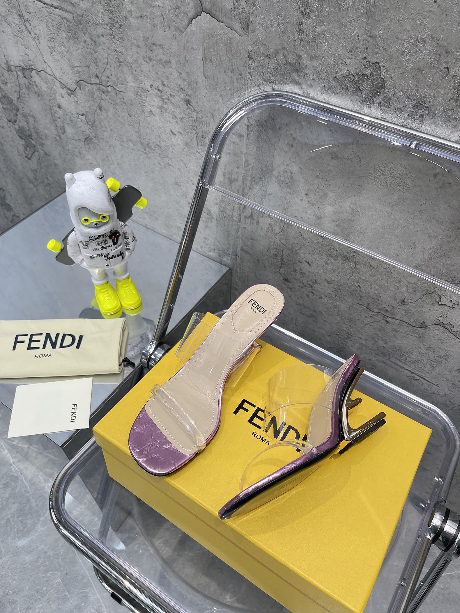 Fend*2023新款芬迪FF胶片拖