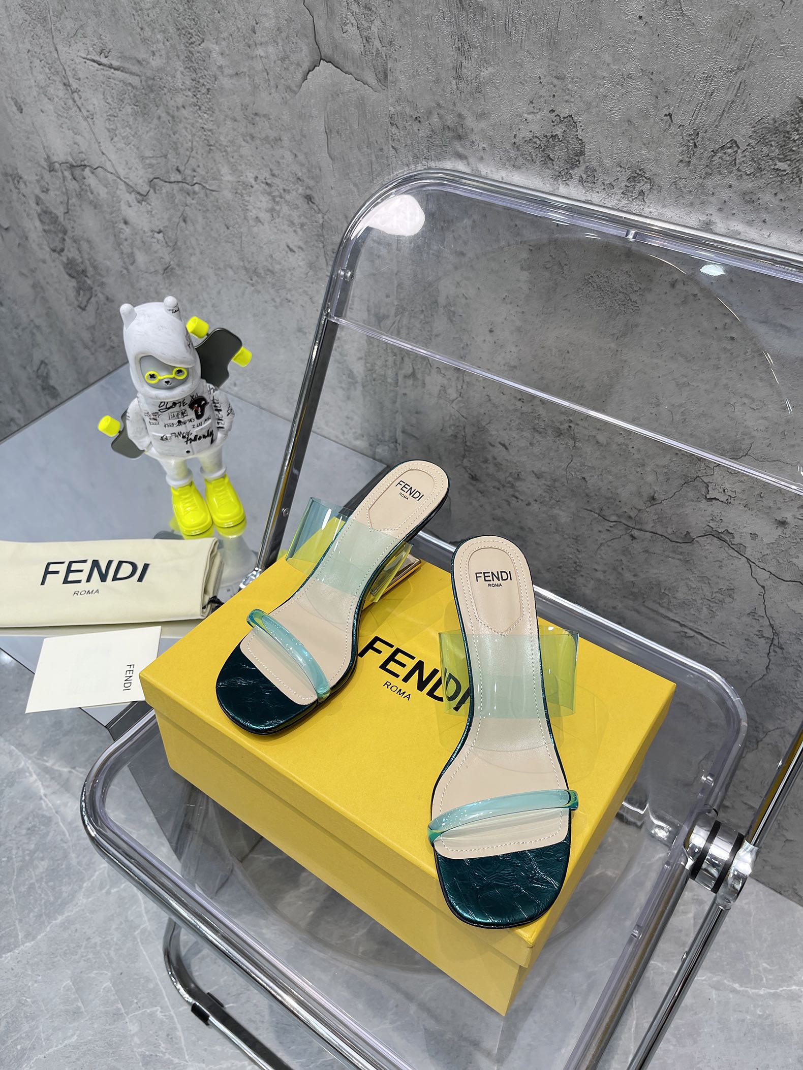 Fend*2023新款芬迪FF胶片拖