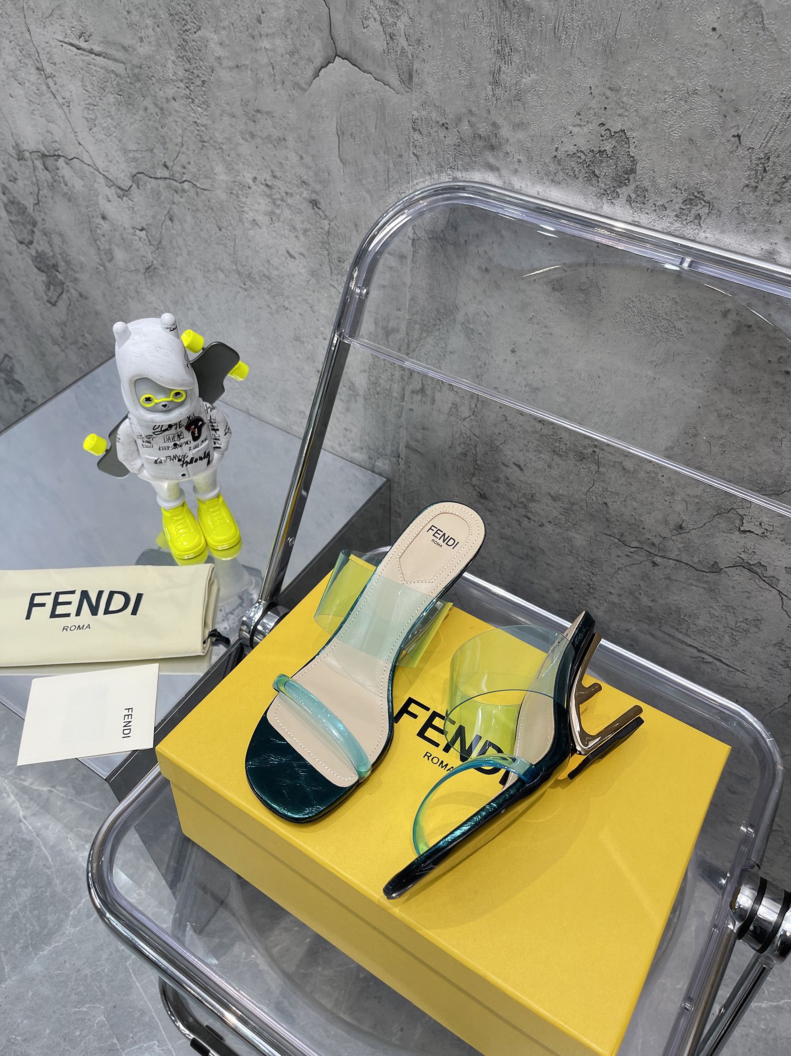 Fend*2023新款芬迪FF胶片拖