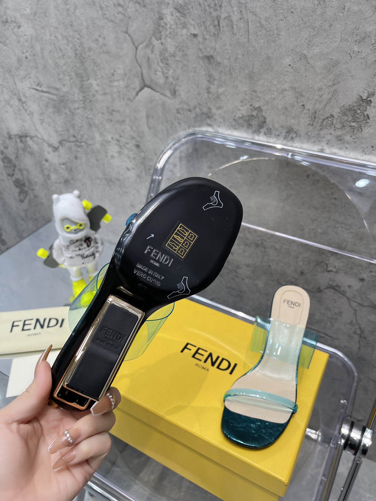 Fend*2023新款芬迪FF胶片拖