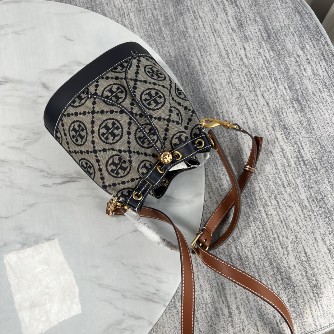 Tory Burch ～Tory burch T monogram系列提花老花手提水桶包 提花编织布料纹理丰富