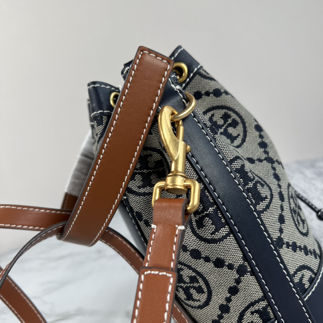 Tory Burch ～Tory burch T monogram系列提花老花手提水桶包 提花编织布料纹理丰富
