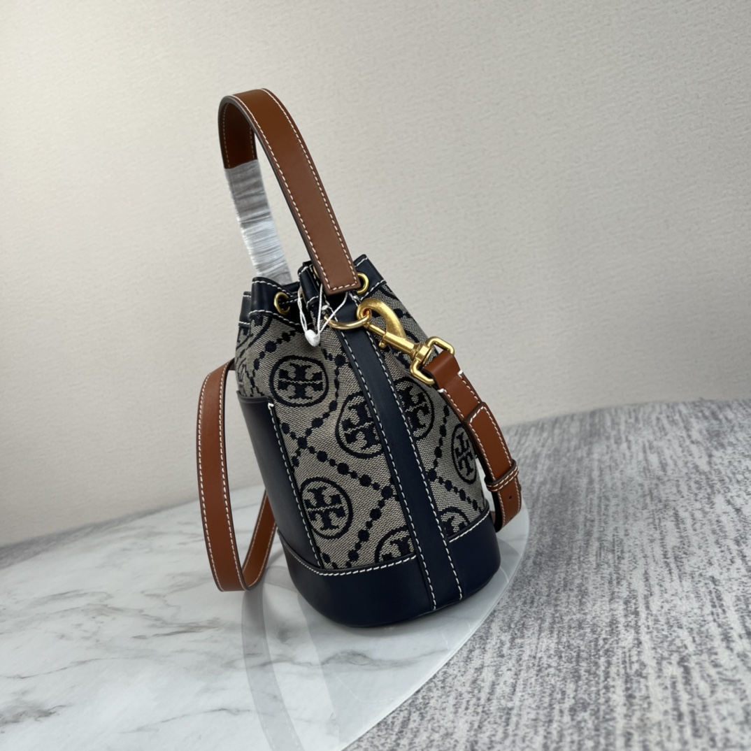 Tory Burch ～Tory burch T monogram系列提花老花手提水桶包 提花编织布料纹理丰富