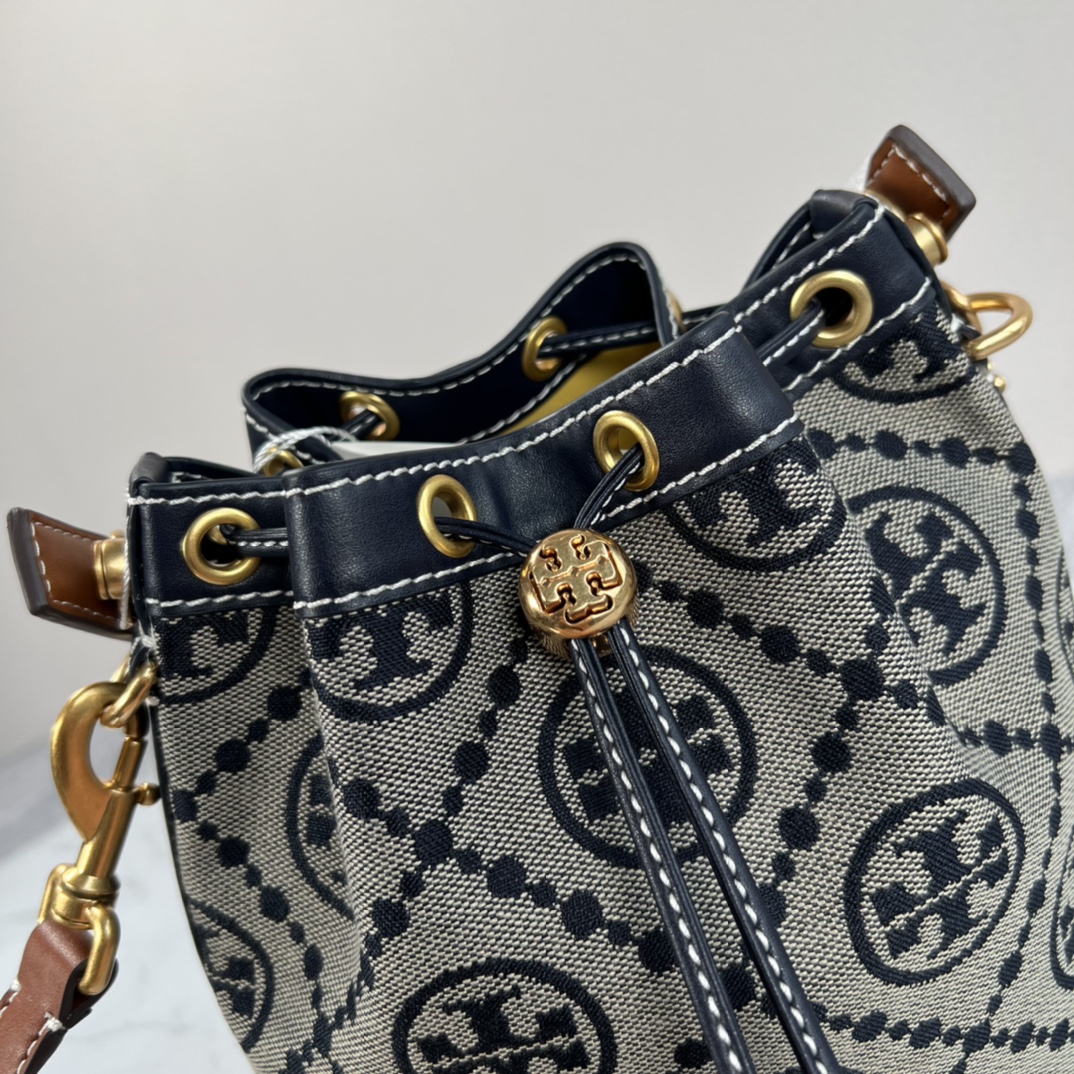 Tory Burch ～Tory burch T monogram系列提花老花手提水桶包 提花编织布料纹理丰富