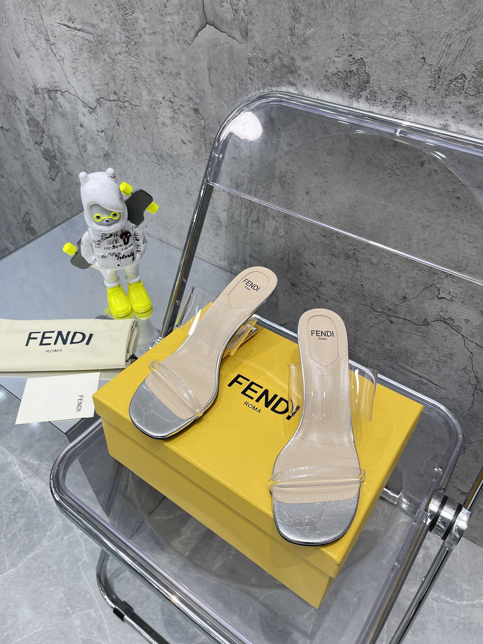 Fend*2023新款芬迪FF胶片拖