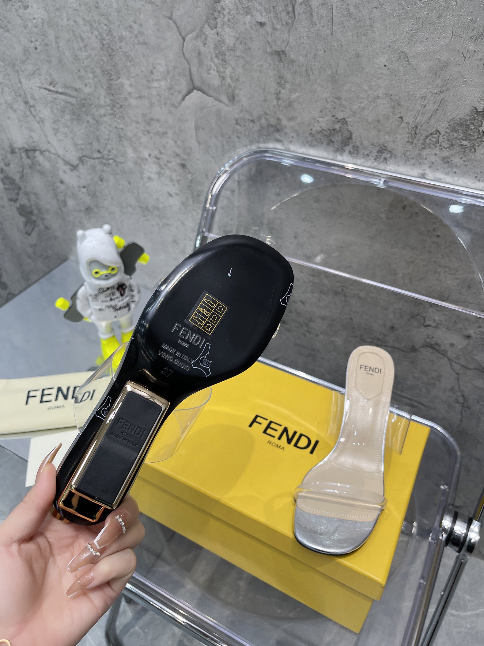 Fend*2023新款芬迪FF胶片拖