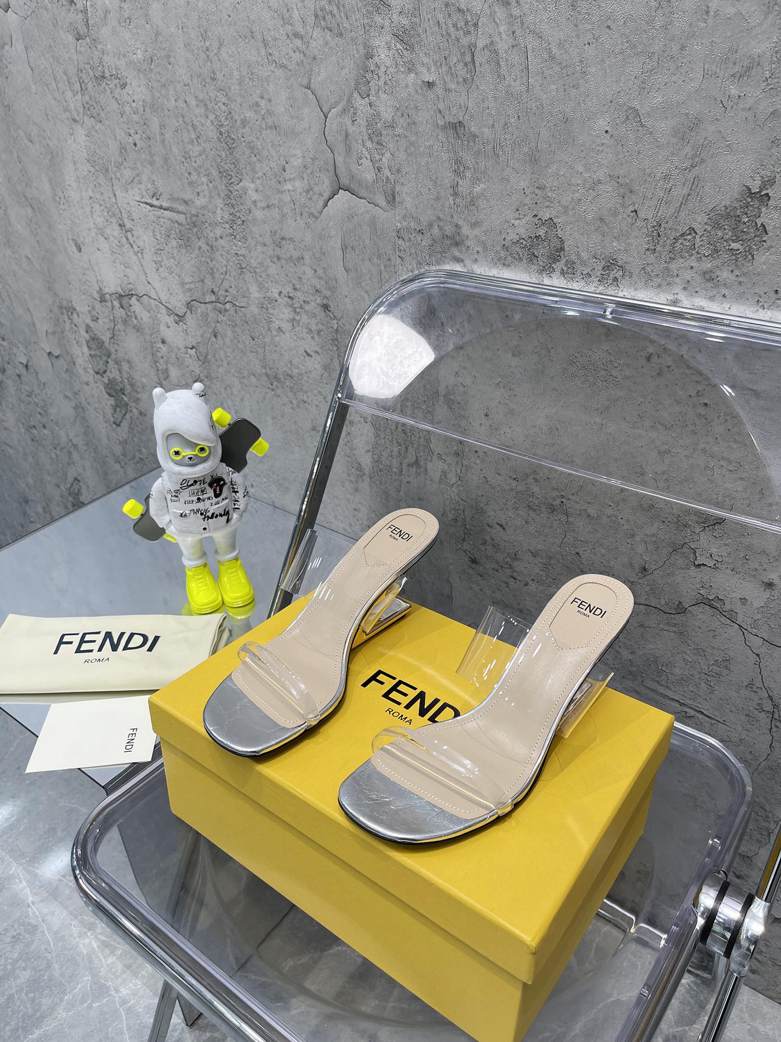 Fend*2023新款芬迪FF胶片拖