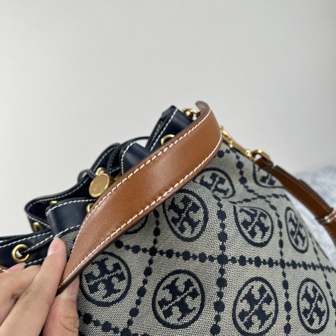 Tory Burch Tory burch T monogram系列提花老花手提水桶包 提花编织布料纹理丰富