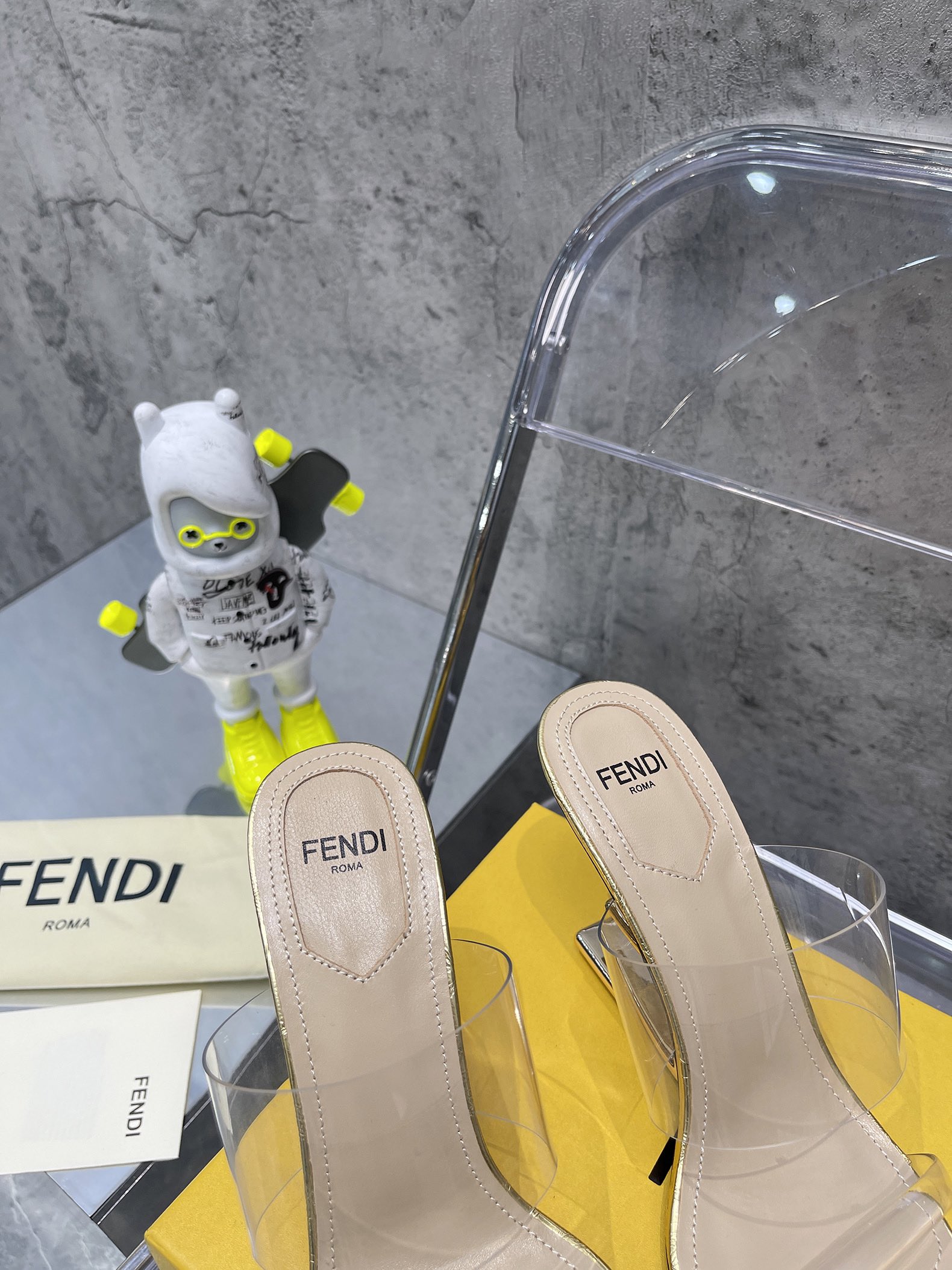 Fend*2023新款芬迪FF胶片拖