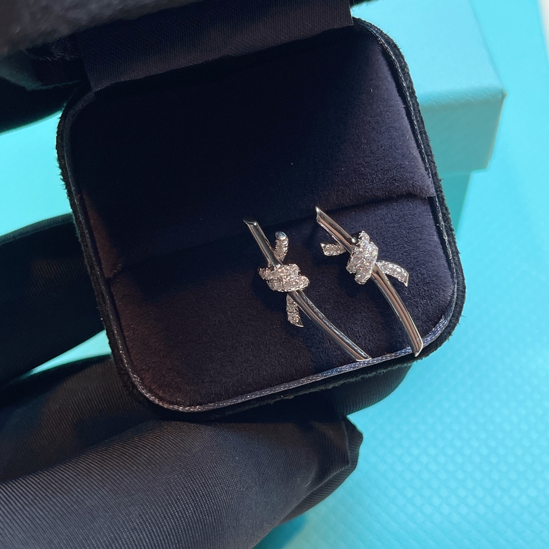 NO:574336,T knot series earrings, the intertwined ends in the iconic design, are a powerful symbol of emotional connection. They have both strength and elegance. They are hand-polished and polished to exude dazzling luster. The design of the Knot series has a great meaning of the knot of the same heart. The design of the work symbolizes the connection between people: the knot is so strong that it will last forever, expressing the meaning that we will not let go., Tiffany earrings, tiffany, earrings19860909T knot系列耳环,标志性设计中相互缠绕的末端,是情感联系的有力象征.力量与优雅兼具.经手工抛光打磨,散发耀目光泽. Knot系列设计有着太好的寓意同心结,作品设计象征着人同人之间嘅连系:绳结好坚固,永永远远,表达了我们不会松开的意思.,蒂芙尼耳钉,tiffany,earrings,Jewelry