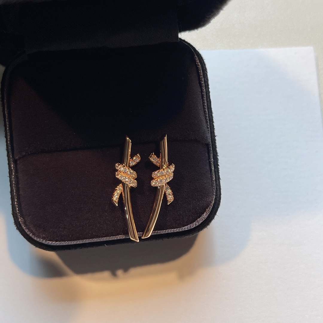 NO:103682,The T knot series earrings, the entangled ends in the iconic design, are a powerful symbol of emotional connection. They are both strength and elegance. They are polished and polished and radiant. The Knot series design has a good meaning of concentric knots, and the design of the work symbolizes the connection between people: the knot is so strong, forever, and it expresses the meaning that we will not loosen., Tiffany earrings, tiffany, earrings19860909T knot系列耳环,标志性设计中相互缠绕的末端,是情感联系的有力象征.力量与优雅兼具.经手工抛光打磨,散发耀目光泽. Knot系列设计有着太好的寓意同心结,作品设计象征着人同人之间嘅连系:绳结好坚固,永永远远,表达了我们不会松开的意思.,蒂芙尼耳钉,tiffany,earrings,Jewelry