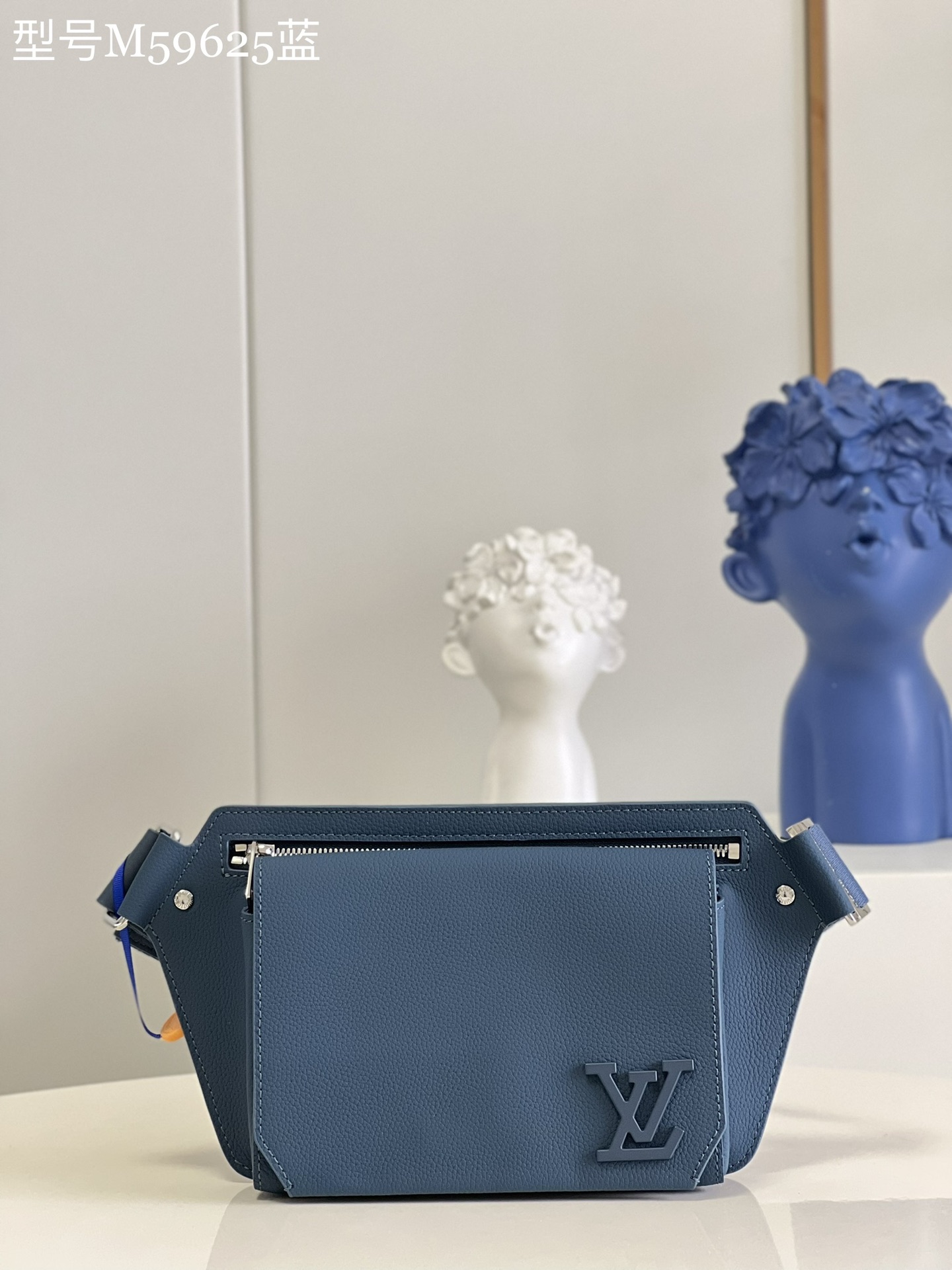 NO:398481,【Exclusive real photo M59625 blue】Breast bag series NEW SLING shoulder bag The new LV Aerogram shoulder bag uses delicate grained cowhide leather to create a simple design, paired with metal LV logo and shoulder straps from the brand's traditional hard box, creating a trendy design that frees hands. The obtuse angle flap and magnetic buckle open the spacious main compartment, and the zipper pocket adds functional details. Detailed features 30 x 16 x 3cm E.680, LV [original leather], louis vuitton, shoulder bags, cowhide19860909【独家实拍M59625蓝色】胸包系列 NEW SLING 单肩包 全新 LV Aerogram 单肩包以细腻粒面牛皮革成就简约设计,搭配金属 LV 标识和源自品牌传统硬箱的肩带,成就解放双手的潮流设计.钝角翻盖和磁扣开启宽敞主隔层,拉链口袋更添功能细节.详细特征30 x 16 x 3cm E.680,LV【原厂皮】,louis vuitton,shoulder bags,cowhide,Bag