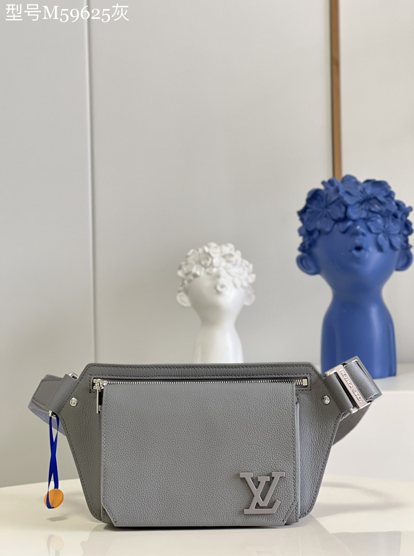 NO:398484,【Exclusive real photo M59625 gray】Breast bag series NEW SLING shoulder bag The new LV Aerogram shoulder bag uses delicate grained cowhide leather to create a simple design, paired with metal LV logo and shoulder straps from the brand's traditional hard box, creating a trendy design that frees hands. The obtuse angle flap and magnetic buckle open the spacious main compartment, and the zipper pocket adds functional details. Detailed features 30 x 16 x 3cm E.680, LV [original leather], louis vuitton, shoulder bags, cowhide19860909【独家实拍M59625灰色】胸包系列 NEW SLING 单肩包 全新 LV Aerogram 单肩包以细腻粒面牛皮革成就简约设计,搭配金属 LV 标识和源自品牌传统硬箱的肩带,成就解放双手的潮流设计.钝角翻盖和磁扣开启宽敞主隔层,拉链口袋更添功能细节.详细特征30 x 16 x 3cm E.680,LV【原厂皮】,louis vuitton,shoulder bags,cowhide,Bag