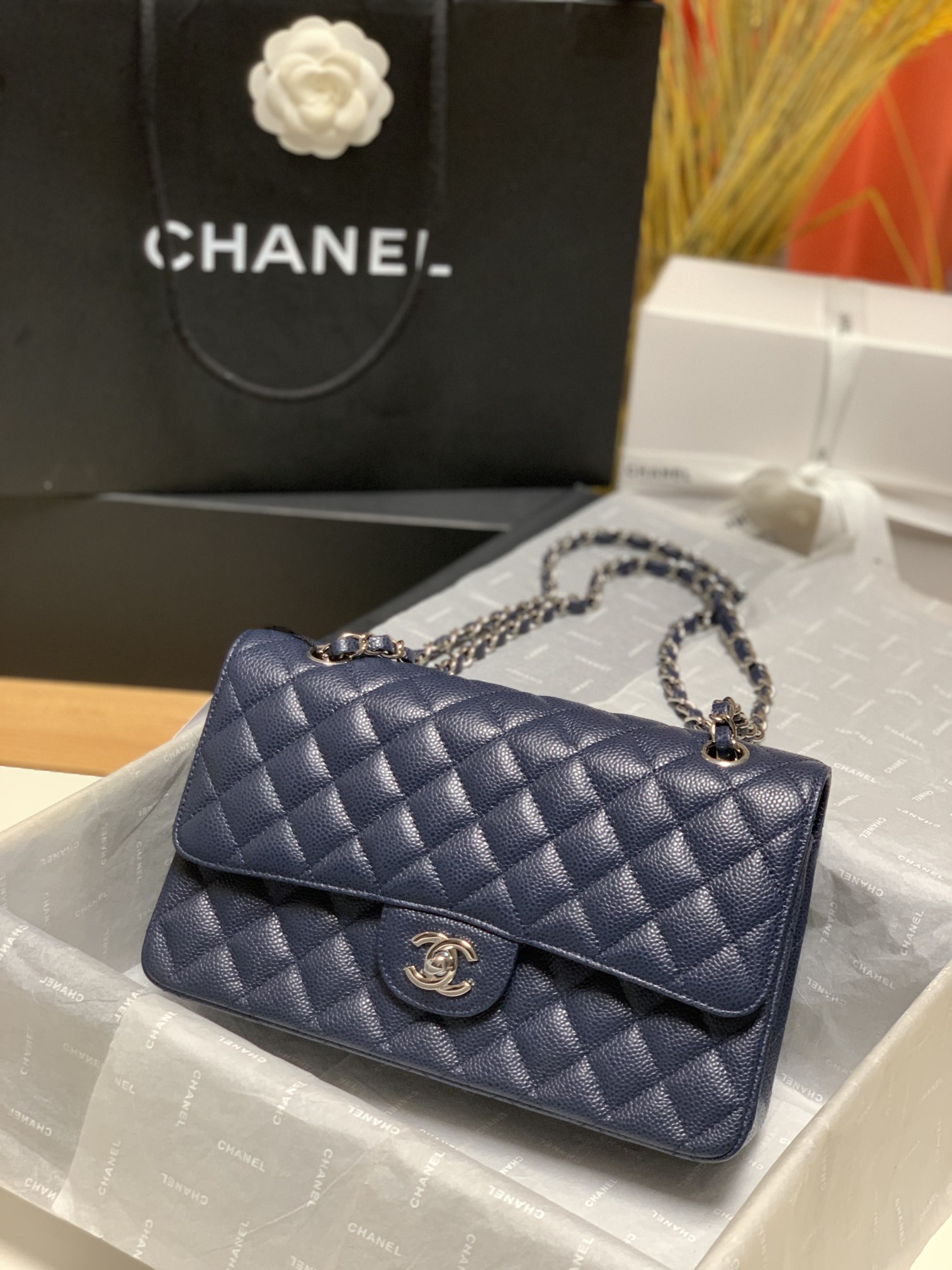 ¡112 azul real con textura de esferas y herrajes en plata disponible! Con sello de autenticidad, 25cm
