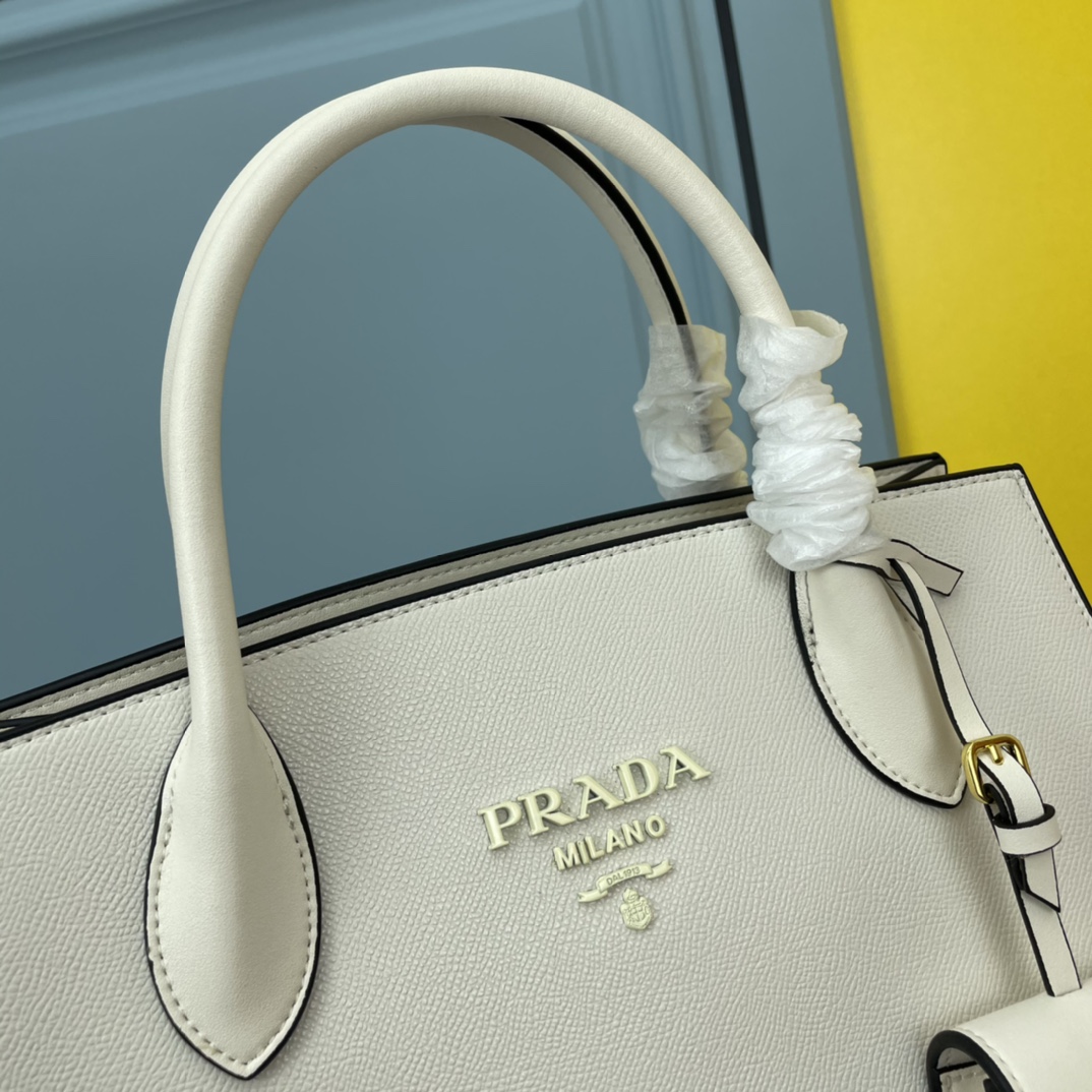 450 专柜高品质 PRADA 烤漆同色字唛挂饰