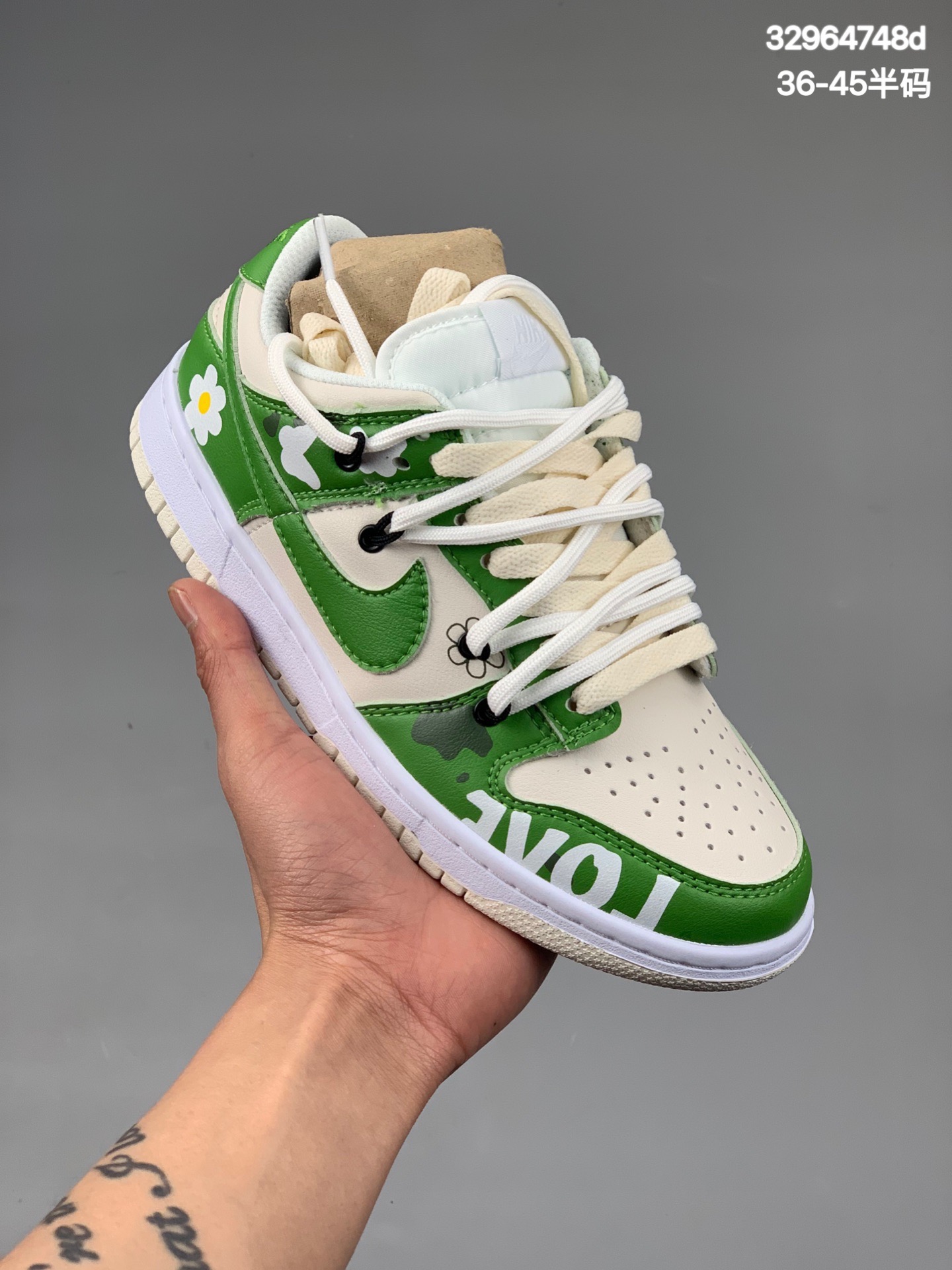 本地
真标耐克Nike SB Dunk Low Pro 复古低帮休闲运动滑板板鞋。采用脚感柔软舒适ZoomAir气垫，有效吸收滑板等极限运动在落地时带来的冲击力，为街头运动者们提供更好的保护。

货号：DH9765
尺码:  36 36.5 37.5 38 38.5 39 40 40.5 41 42 42.5 43 44 45 
编码：32964748d