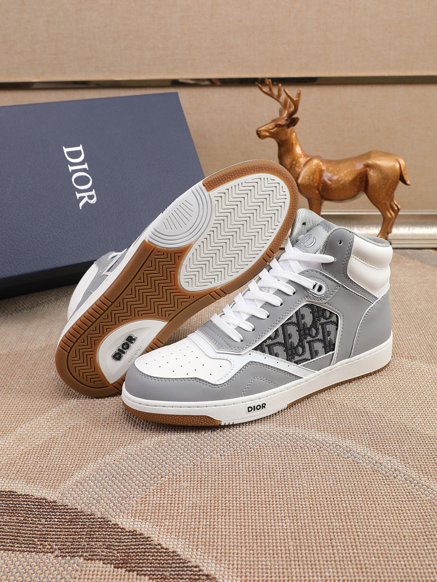 Dior High-Top Sneaker: Gray Leather, Oblique Accents, and Signature Details 5 a1648583329751 7323