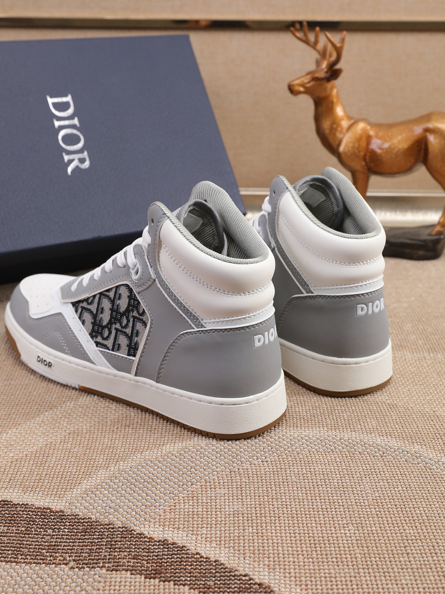Dior High-Top Sneaker: Gray Leather, Oblique Accents, and Signature Details 6 a1648583329882 1565