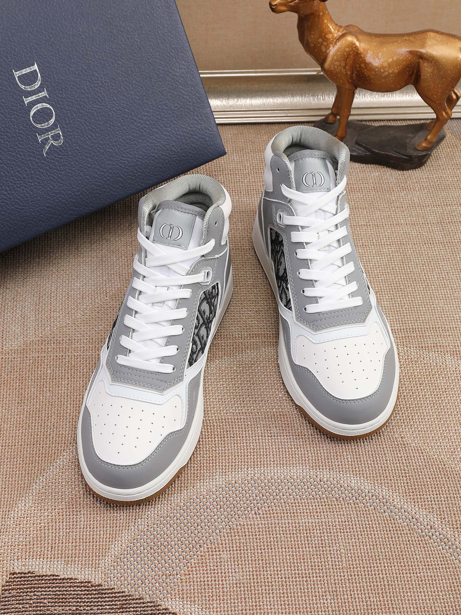 Dior High-Top Sneaker: Gray Leather, Oblique Accents, and Signature Details 8 a1648583330555 7622