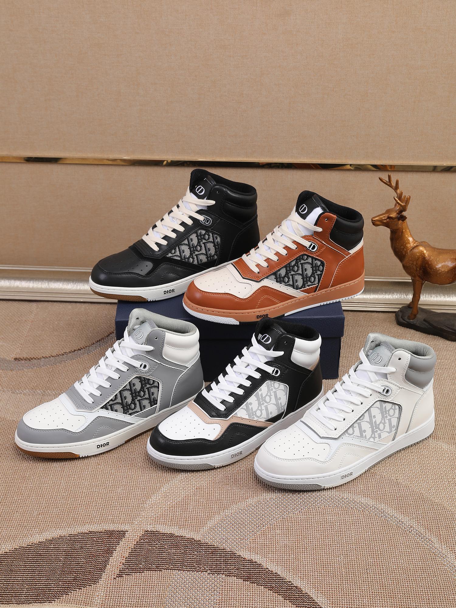 I0 迪奥高帮系列新品上市   延续Dior的经典款式。采用顶级光滑牛皮精心制作   ，双色橡胶底，后侧鞋口和鞋跟处均带有品牌标志性细节，提升格调。脚踝处搭配Oblique印花系带，可调节适合度与整体设计相得益彰，时尚百搭，可为各式造型增光添彩   ，黑、白、灰，咖啡，黑/白五色可选，