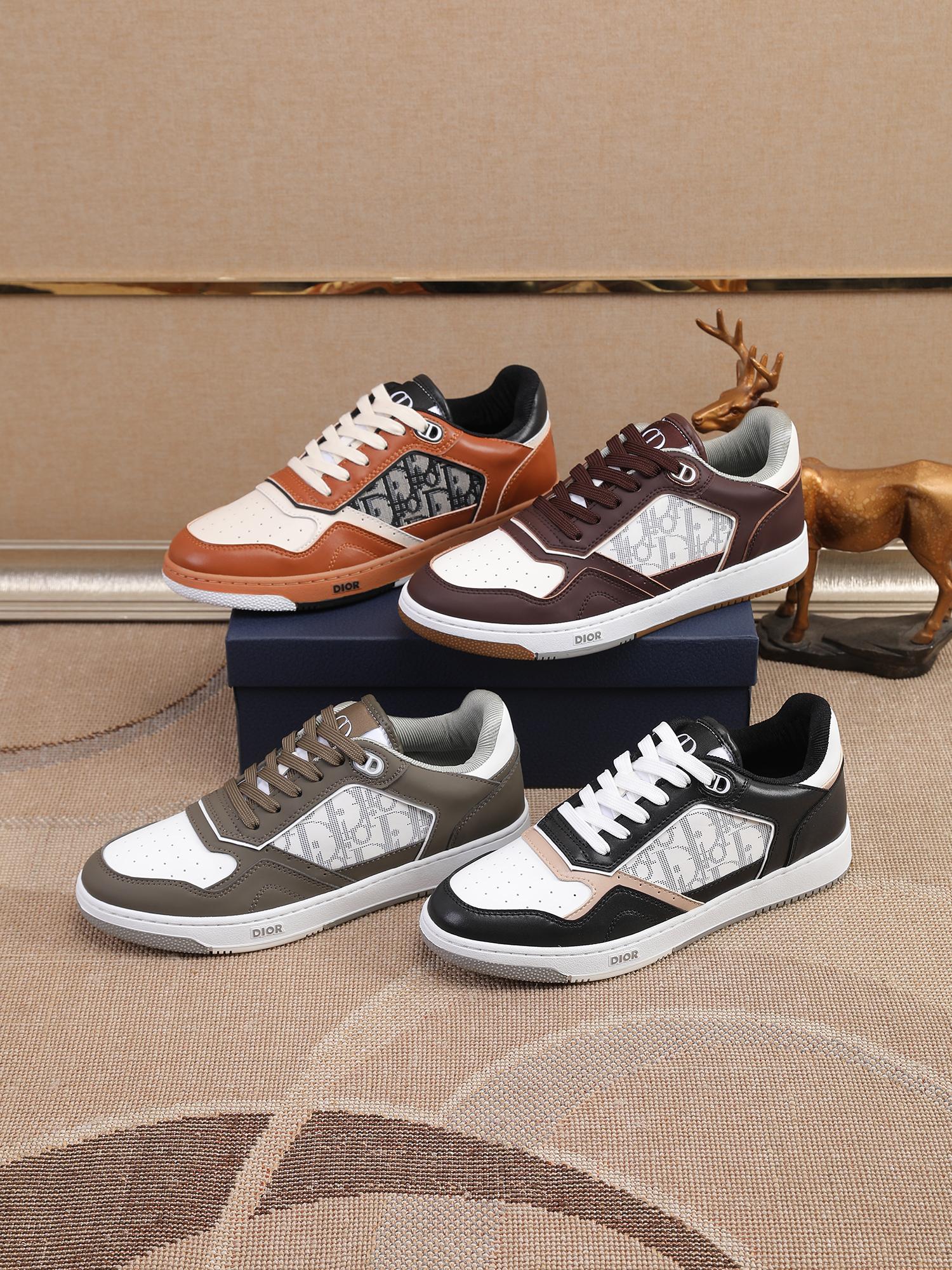 H5 迪奥 Dior 低帮系列新品上市延续Dior的经典款式.采用牛皮精心制作,双色橡胶底,后侧鞋口和鞋跟处均带有品牌标志性细节,提升格调.脚踝处搭配Oblique印花系带,可调节适合度与整体设计相得益彰,时尚百搭,可为各式造型增光添彩,咖啡、黑/白、棕色,橄榄四色可选,码数38-44