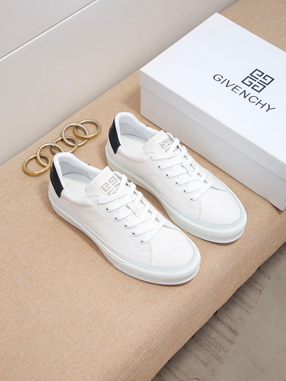 I5 Givenchy 纪梵希 Givenchy  男士最休闲鞋专柜同步上市面料采用进口头层牛皮，内里采用水染牛皮内里，成型活动牛皮垫脚，超级舒适。1:1开模大底。配码：38-44.两色可选