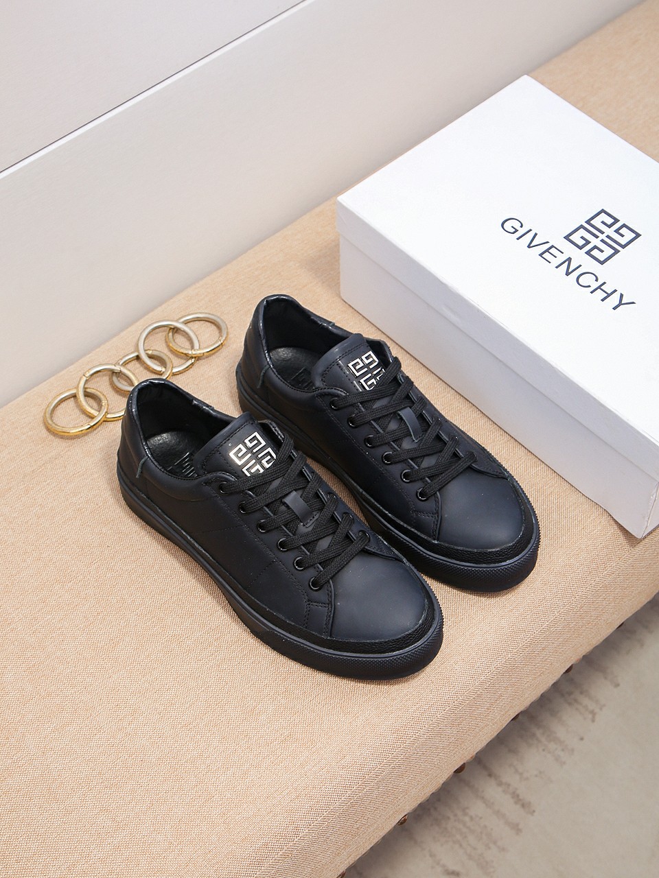 I5 Givenchy 纪梵希 Givenchy  男士最休闲鞋专柜同步上市面料采用进口头层牛皮，内里采用水染牛皮内里，成型活动牛皮垫脚，超级舒适。1:1开模大底。配码：38-44.两色可选