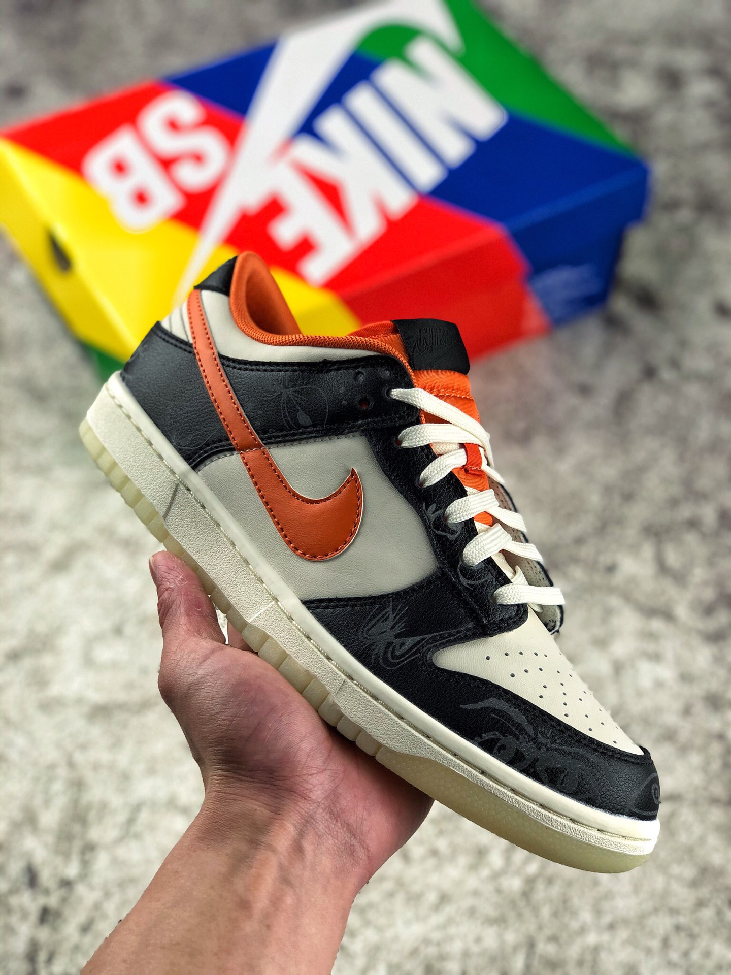 本地自取 终端放货
耐克Nike Dunk SB Low 万圣节 黑白橙 夜光纯原大厂出品 原鞋开发 鞋身采用黑、白拼接，搭配橙色 Swoosh、内衬及鞋舌，营造出经典的「扣碎」配色。黑色皮质鞋面暗藏猫头鹰眼睛图案，夜光材质的运用，使得鞋身在黑暗环境下表现出十分诡异的万圣节效果。后跟处眼睛图案取代 Nike Logo，吸睛度十足。鞋垫上的 Nike Logo 也添加上蜘蛛元素，彰显万圣节主题，外底采用夜光材质，完善了整双鞋的设计。货号：DD3357-100尺码：36 36.5 37.5 38 38.5 39 40 40.5 41 42 42.5 43 44 44.5 45 46