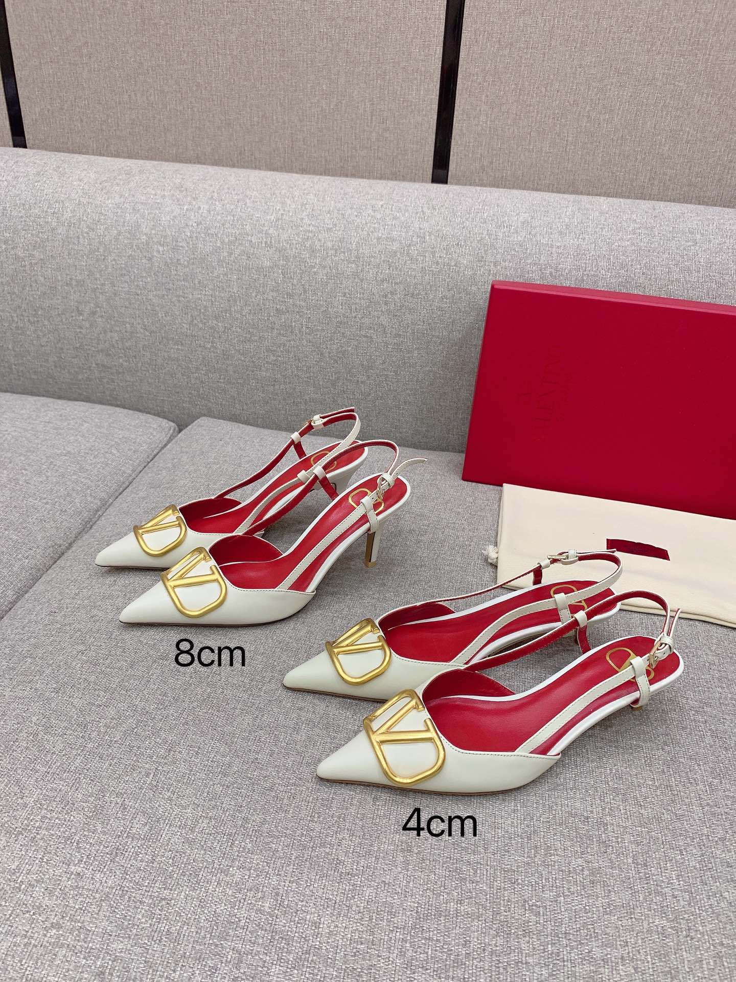 NO:252187,Single shoes, sandals, Valentin*Walentin*Classic V-buckle series, the authentic products of Harbour City, purchased by V-home, this time, can be said to be very popular, abandoned the usual rivet elements, simplified, more refined and durable, customized upper, original calfskin, delicate and textured, exclusive molded brass, the highest version of the market, inner and footbed, original imported red mixed-bred sheepskin, the color is the same, Italian cowhide sole, irregular texture is the same as the original molded heel, heel height 4cm/8cm size 35-39 (customized for 40), sandals, single shoes, valentino, valentino, sandals, cowhide, sheepskin19860909单鞋 凉鞋 Valentin*华伦*经典V扣系列 海港城正品购入V家这次出的古铜扣系列可以说是非常火爆了 抛弃了一贯的铆钉元素 化繁为简 更加精致耐看 鞋面定制原版小牛皮 细腻有质感 独家开模黄铜色 市场最高版本 内里及垫脚 原版进口正红色混种羊皮 色泽正品一致 意大利牛皮鞋底 不规则纹理与正品一致 原版开模鞋跟 跟高4cm/8cm size 35-39（40定做）,凉鞋单鞋,valentino,valentino,sandals,cowhide,sheepskin,Women's Shoes