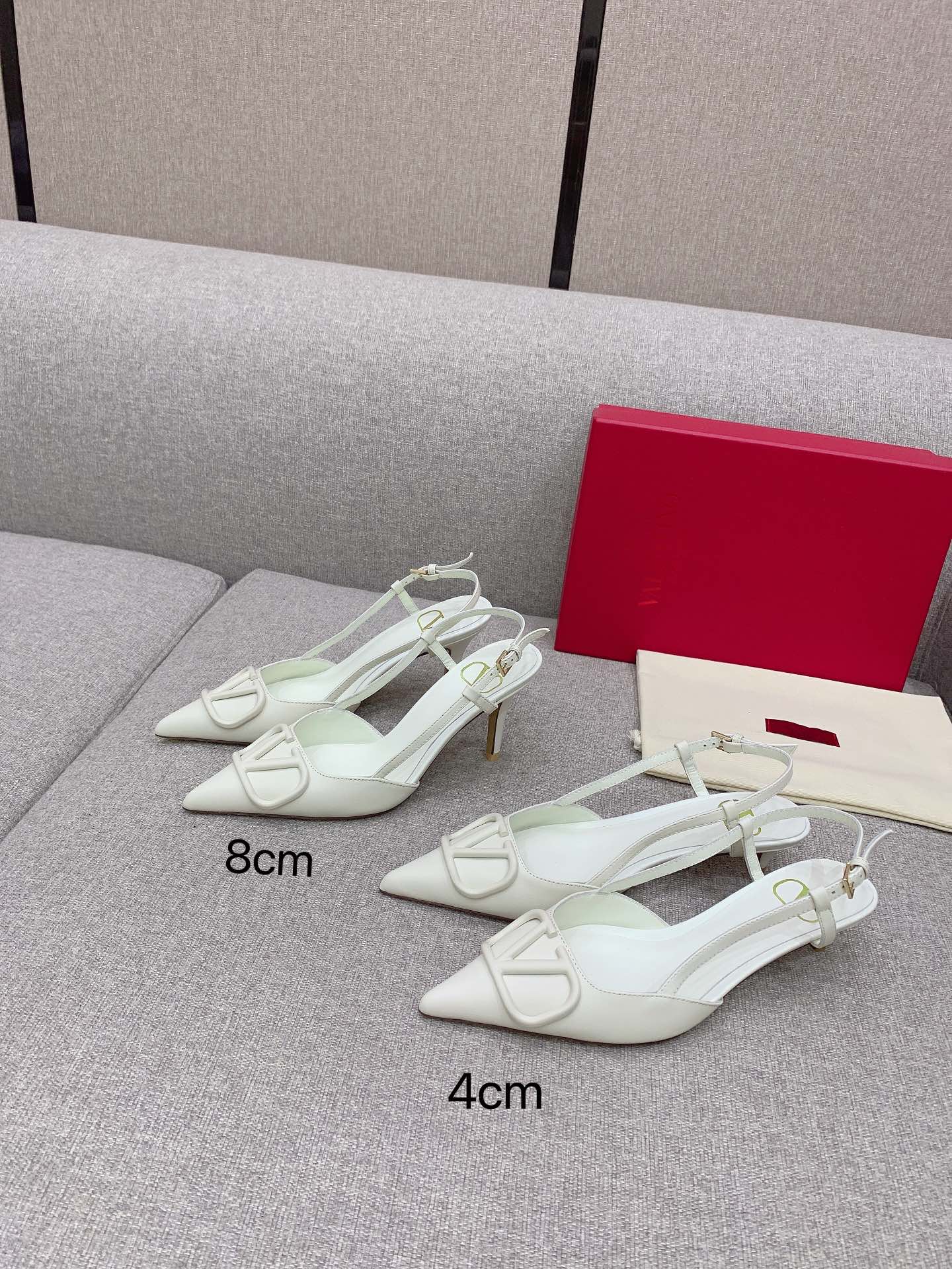 NO:252184,Sandals Single Shoes Valentin* V-button cowhide leather series!  Classic versatile model, original calfskin upper, top-grade mixed-bred sheepskin, Italian leather outsole, heel height 4cm/4.5cm, 8cm, size 35-39 (40 custom made), sandals, single shoes, valentino, sandals, cowhide, sheepskin, Leather soles19860909凉鞋 单鞋 Valentin* V扣牛皮系列！经典百搭款 鞋面原版小牛皮 内里垫脚顶级混种羊皮 意大利真皮大底 跟高4cm/4.5cm、8cm 码数35-39（40定做）,凉鞋单鞋,valentino,sandals,cowhide,sheepskin,Leather soles,Women's Shoes