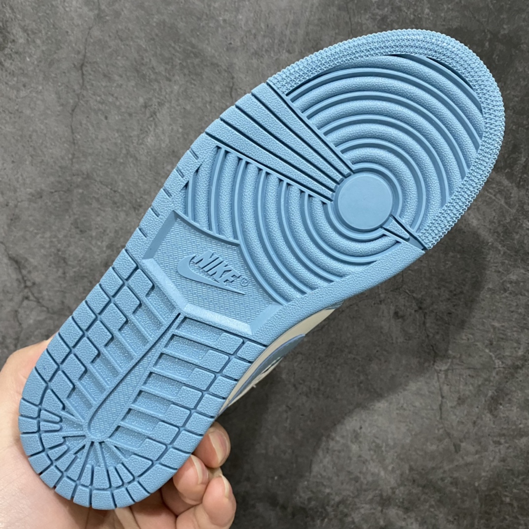 图片[8]-GC(dt)过验版新色上架 Air Jordan AJ1 Mid 中帮 UNC白蓝北卡蓝 BQ6472-141 市面唯一纯原级别 无需拼图大几率过验 后跟方块横7针竖3针 全网唯一正确细节 全鞋电脑针车 完美零毛边处理 原厂内置全掌气垫 价格定位良心 平台专用代工流水线出品 一眼公司既视感 拿到手的一瞬间就与众不同 碾压市面所有版本 认准细节 全部原鞋开发 每一个配色都会采购原鞋确认细节 打破市面看图做货无好货之说 细节精确 所有配色原数据档案开发！ 尺码：35.5-40-选品中心