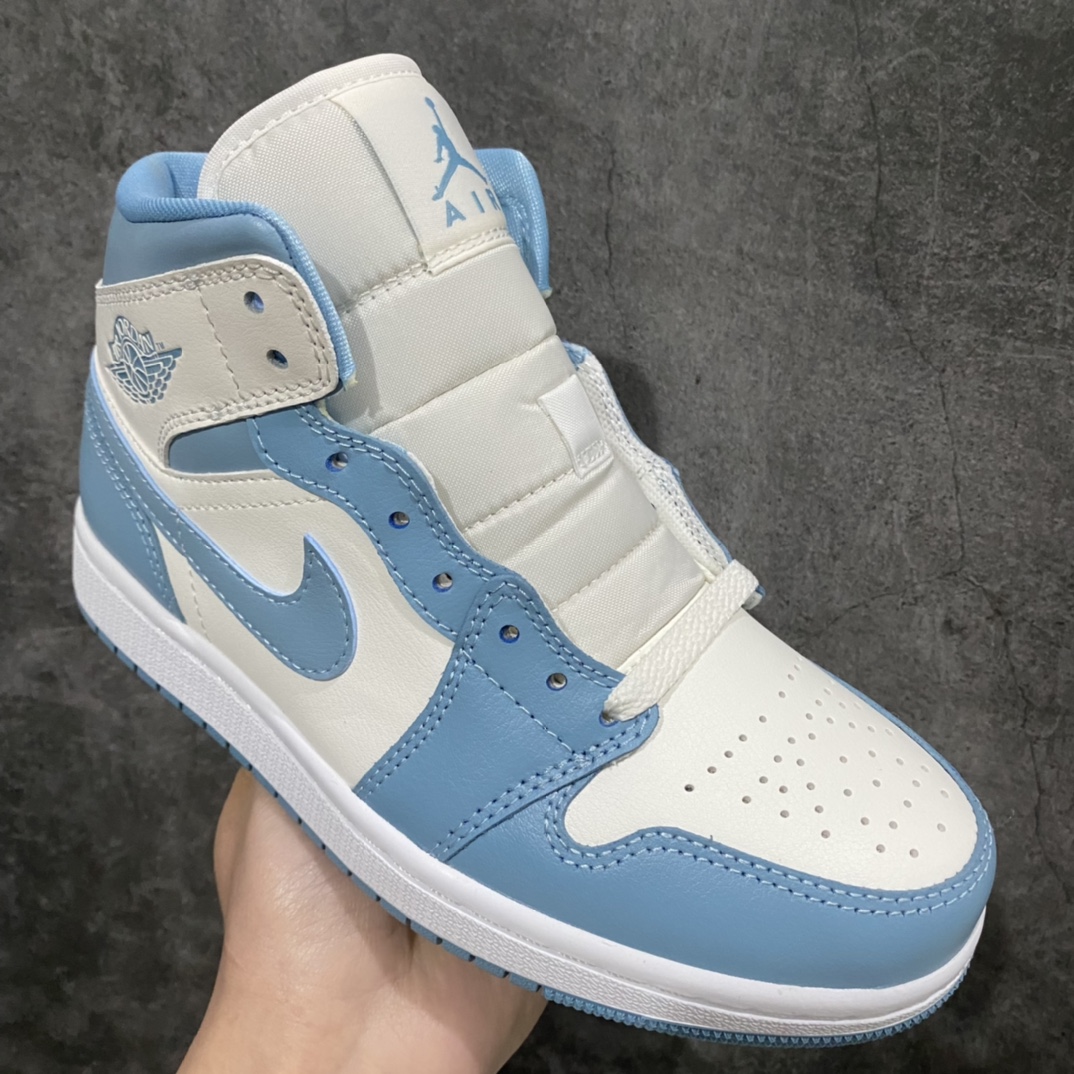 图片[3]-GC(dt)过验版新色上架 Air Jordan AJ1 Mid 中帮 UNC白蓝北卡蓝 BQ6472-141 市面唯一纯原级别 无需拼图大几率过验 后跟方块横7针竖3针 全网唯一正确细节 全鞋电脑针车 完美零毛边处理 原厂内置全掌气垫 价格定位良心 平台专用代工流水线出品 一眼公司既视感 拿到手的一瞬间就与众不同 碾压市面所有版本 认准细节 全部原鞋开发 每一个配色都会采购原鞋确认细节 打破市面看图做货无好货之说 细节精确 所有配色原数据档案开发！ 尺码：35.5-40-选品中心