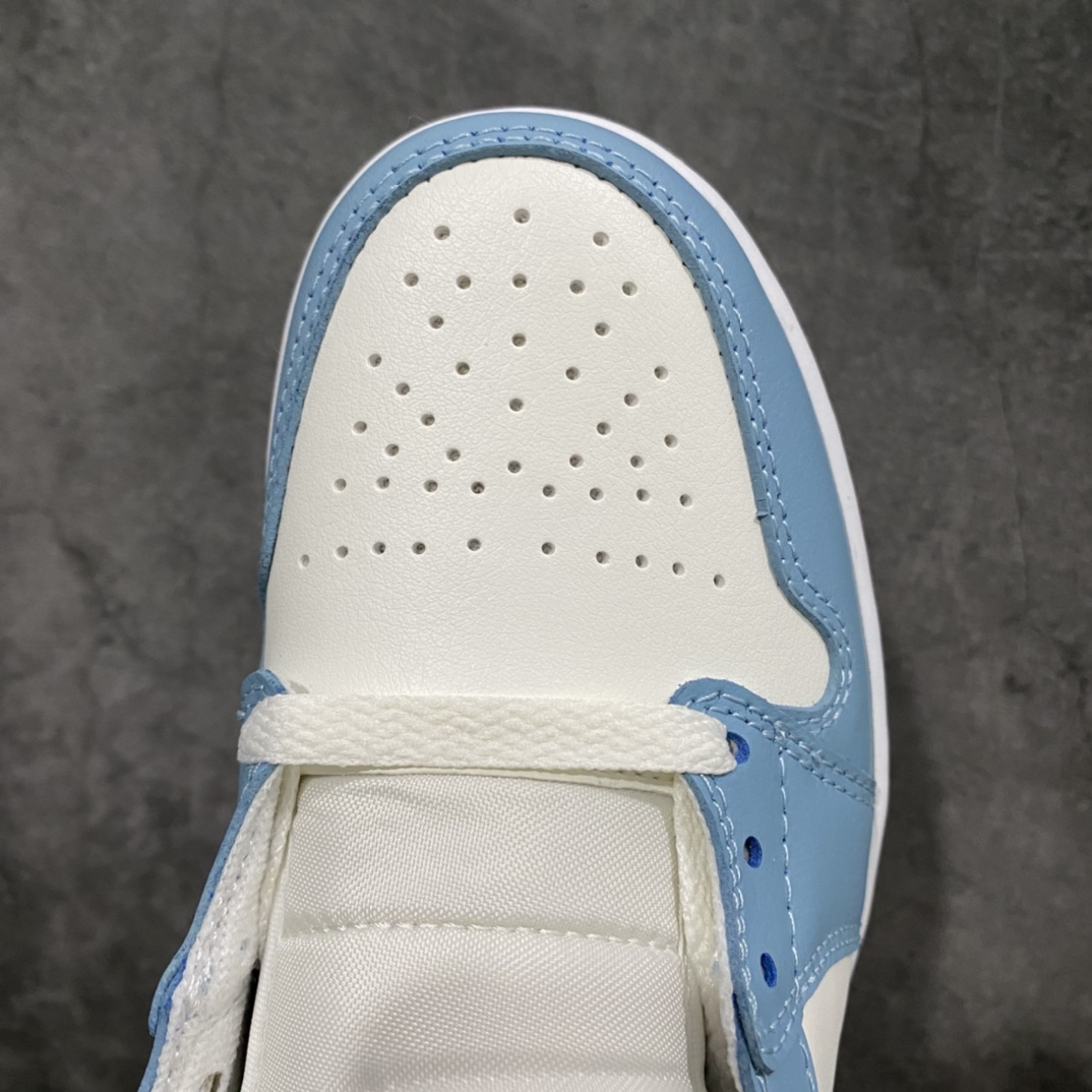 图片[5]-GC(dt)过验版新色上架 Air Jordan AJ1 Mid 中帮 UNC白蓝北卡蓝 BQ6472-141 市面唯一纯原级别 无需拼图大几率过验 后跟方块横7针竖3针 全网唯一正确细节 全鞋电脑针车 完美零毛边处理 原厂内置全掌气垫 价格定位良心 平台专用代工流水线出品 一眼公司既视感 拿到手的一瞬间就与众不同 碾压市面所有版本 认准细节 全部原鞋开发 每一个配色都会采购原鞋确认细节 打破市面看图做货无好货之说 细节精确 所有配色原数据档案开发！ 尺码：35.5-40-选品中心